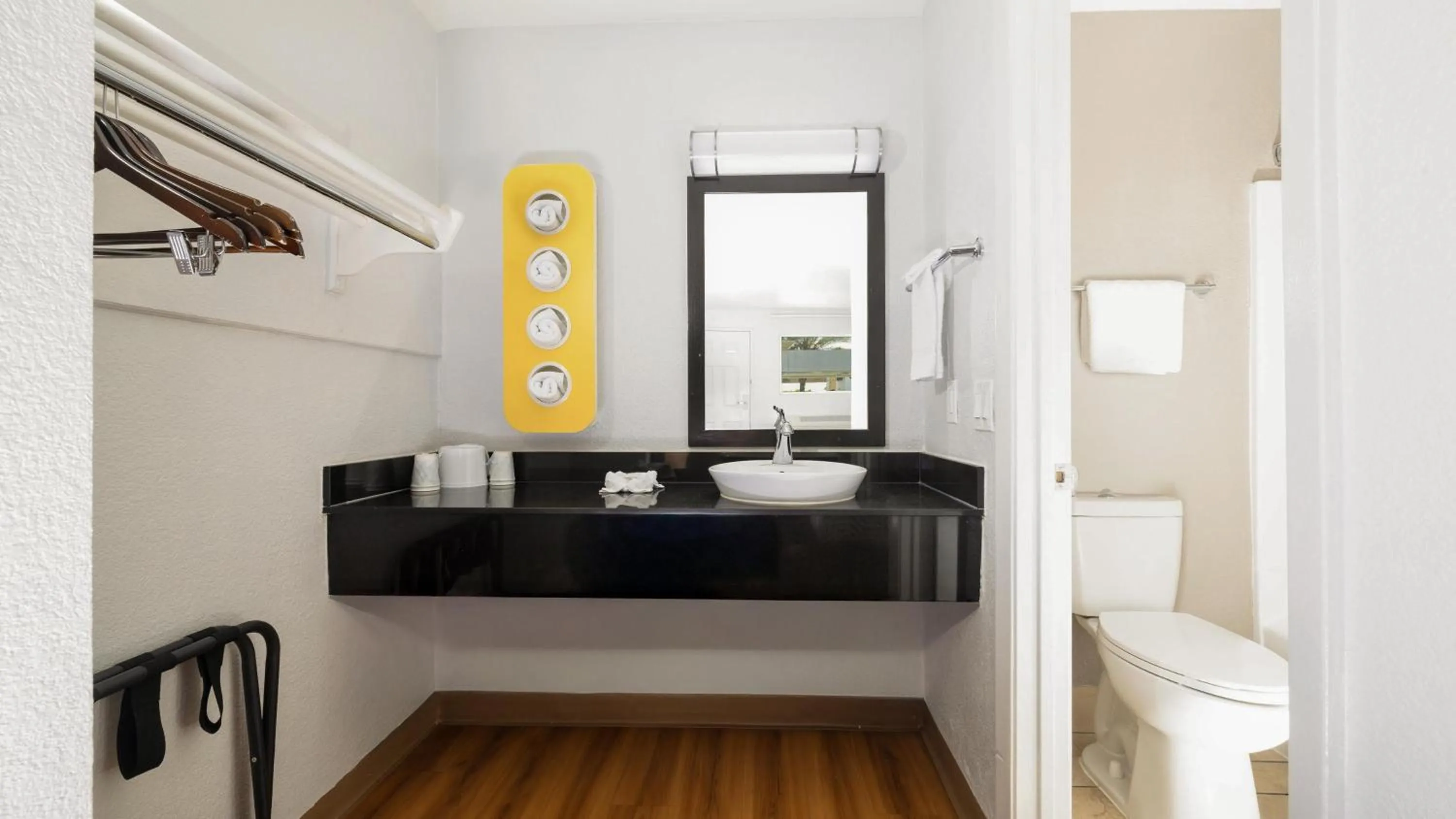 Bedroom, Bed in Motel 6 Ontario, CA - Airport