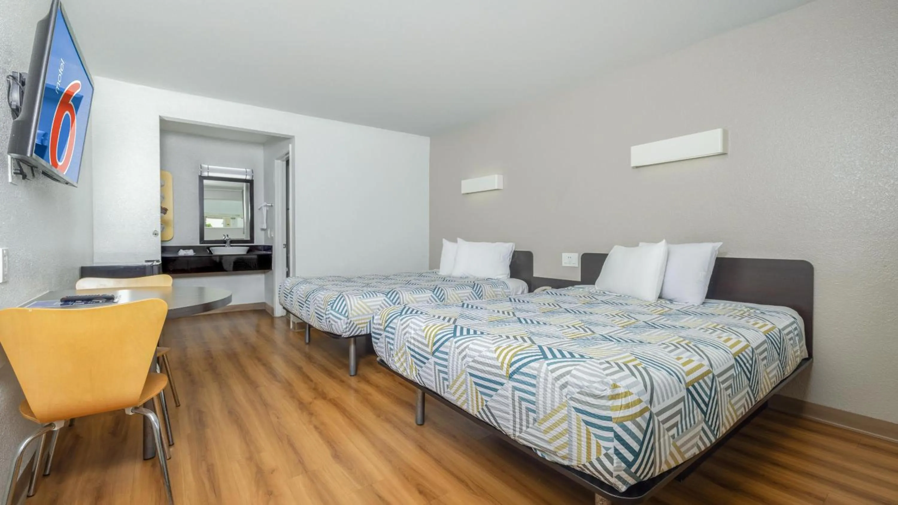 Bedroom, Bed in Motel 6 Ontario, CA - Airport