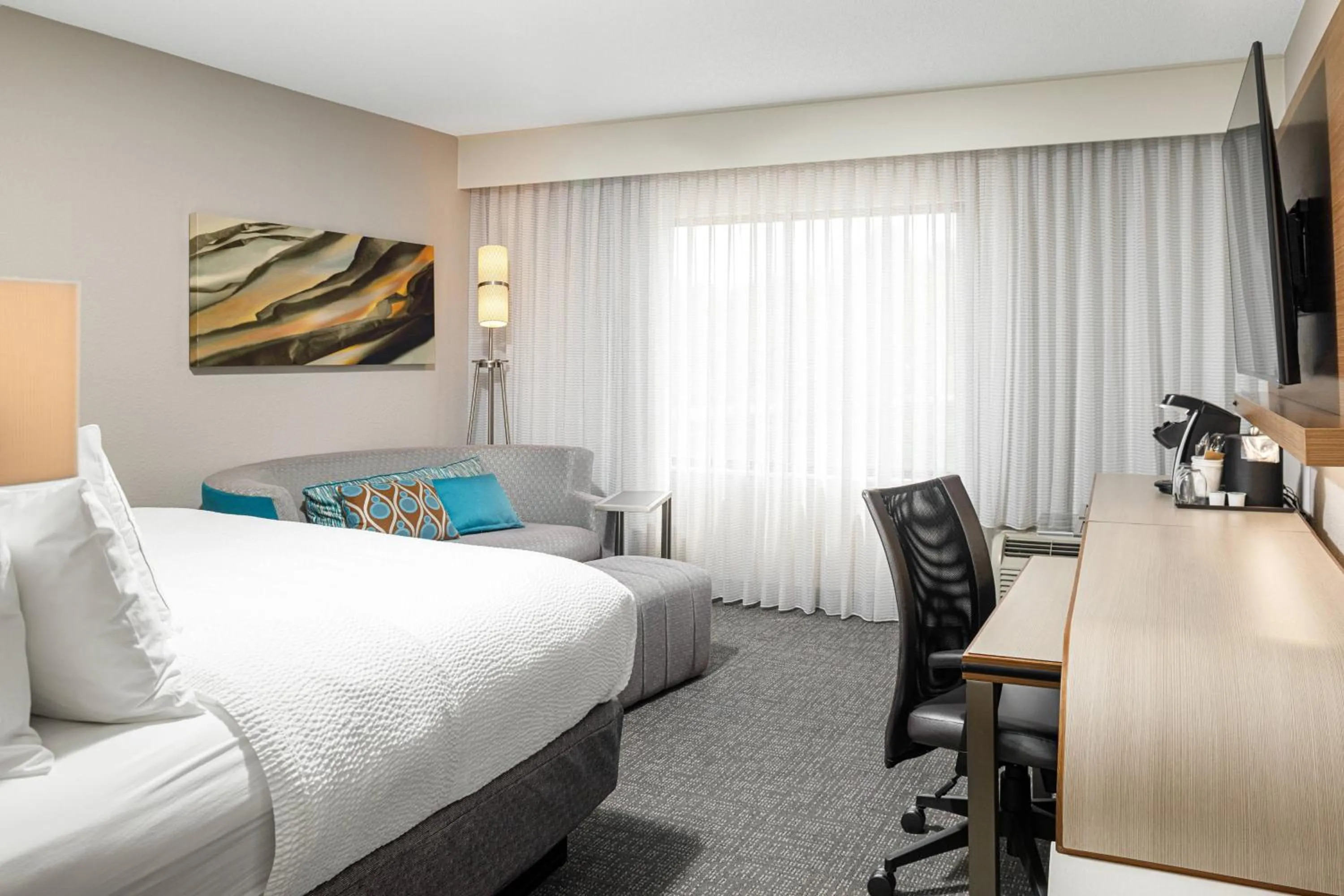 Photo of the whole room, Bed in Courtyard Paducah West