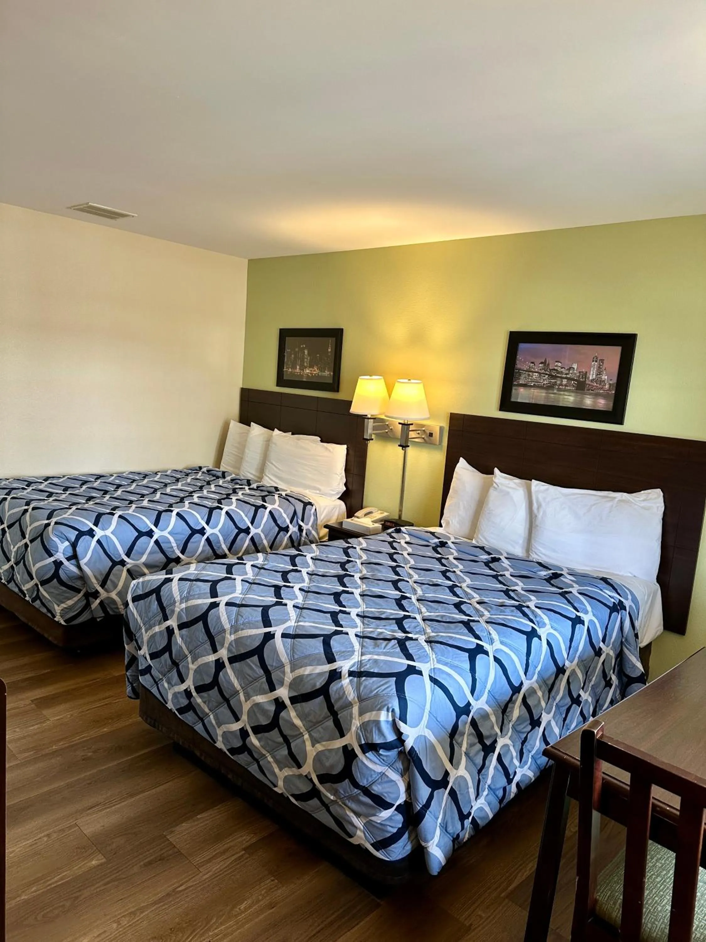 Bed in Sea Girt Lodge