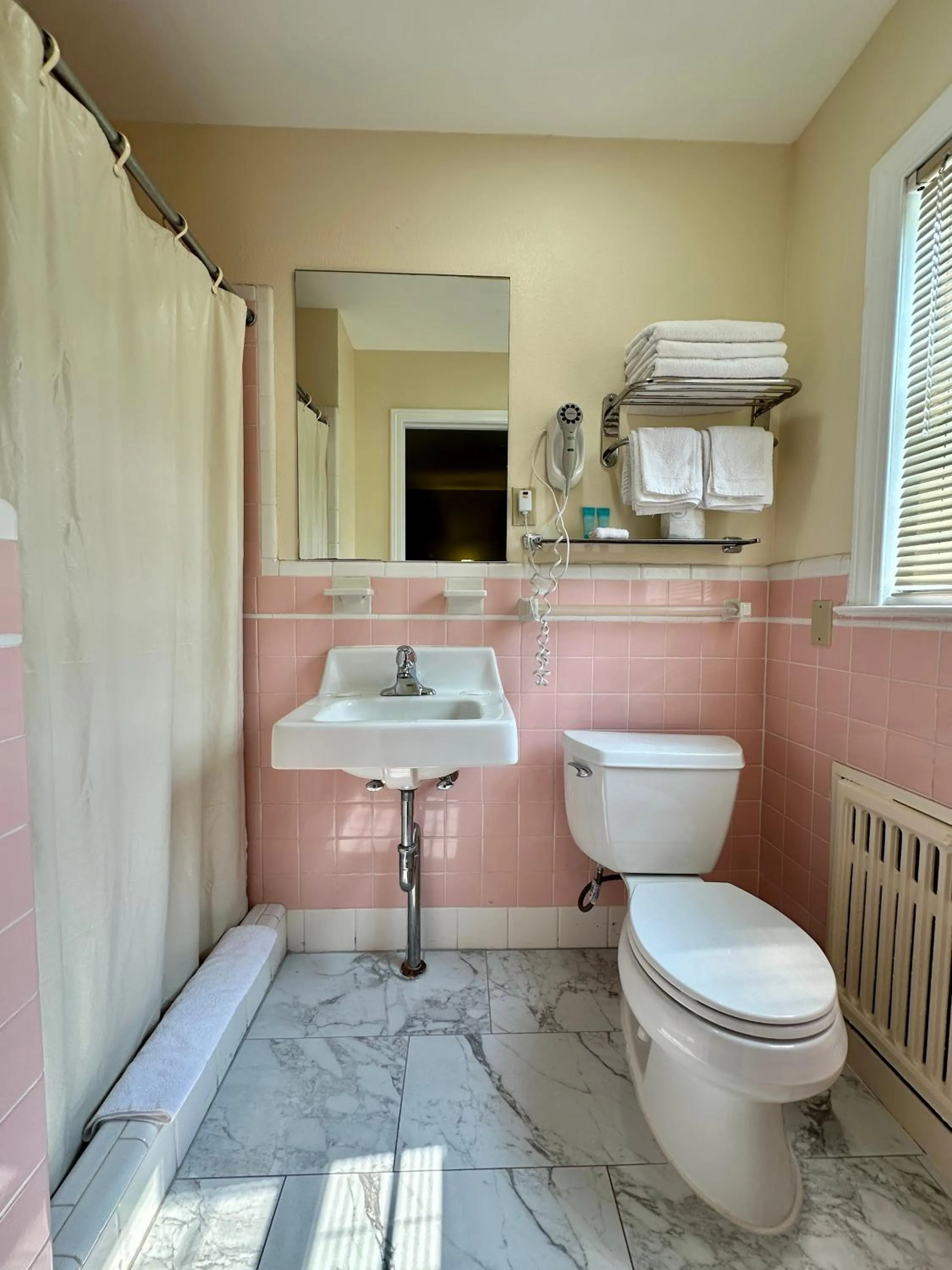 Toilet in Sea Girt Lodge