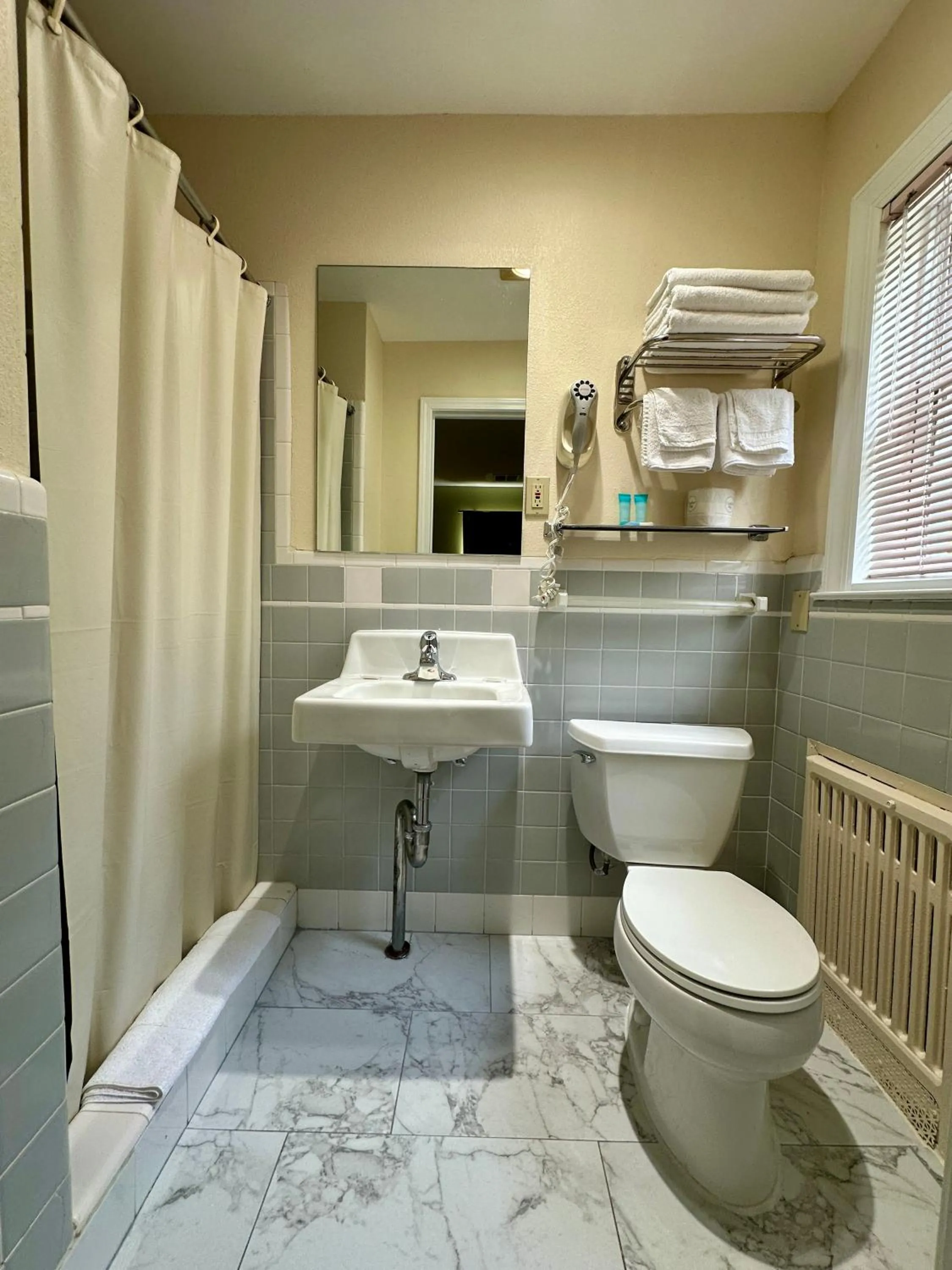 Toilet in Sea Girt Lodge