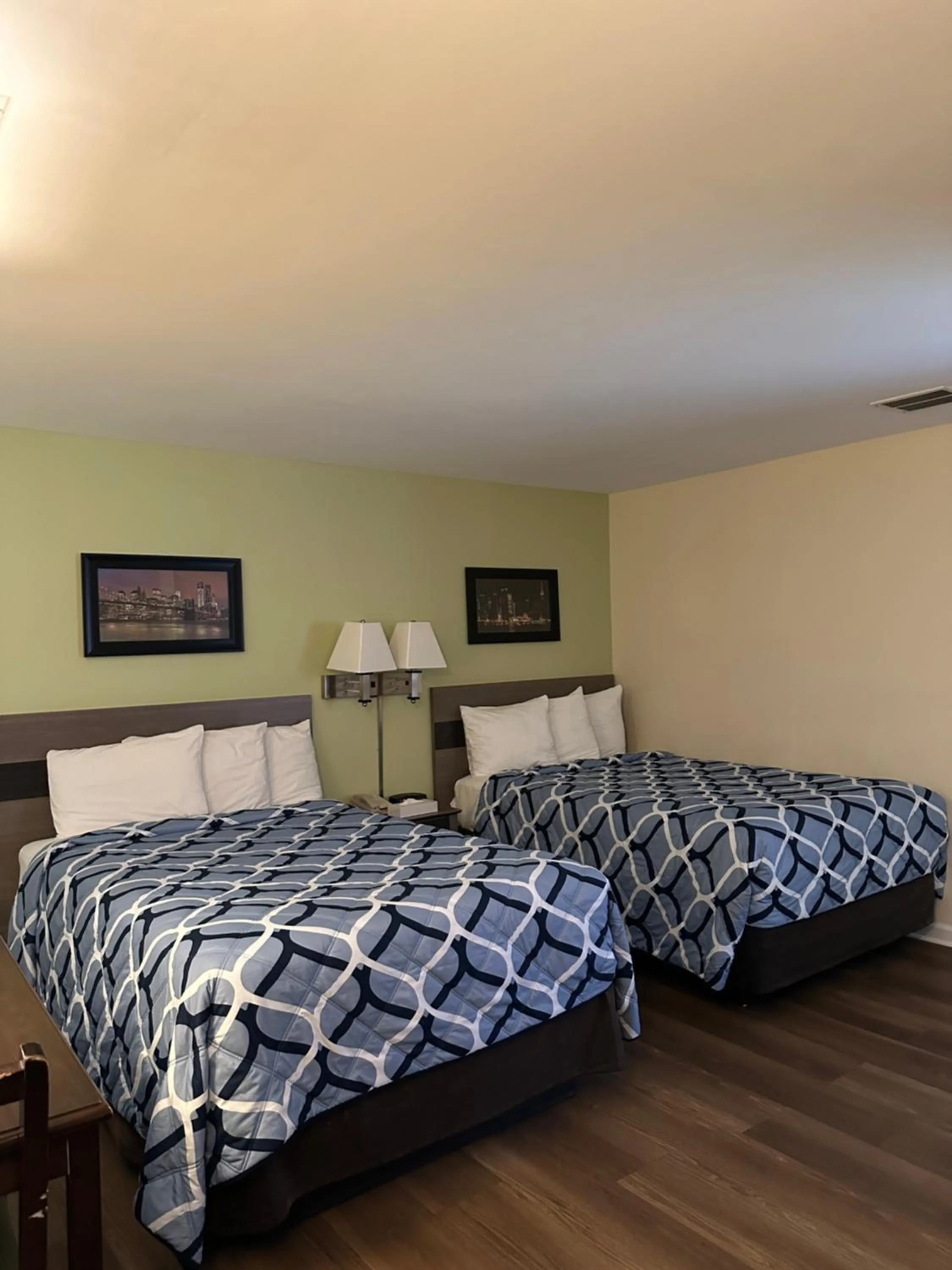 Bed in Sea Girt Lodge