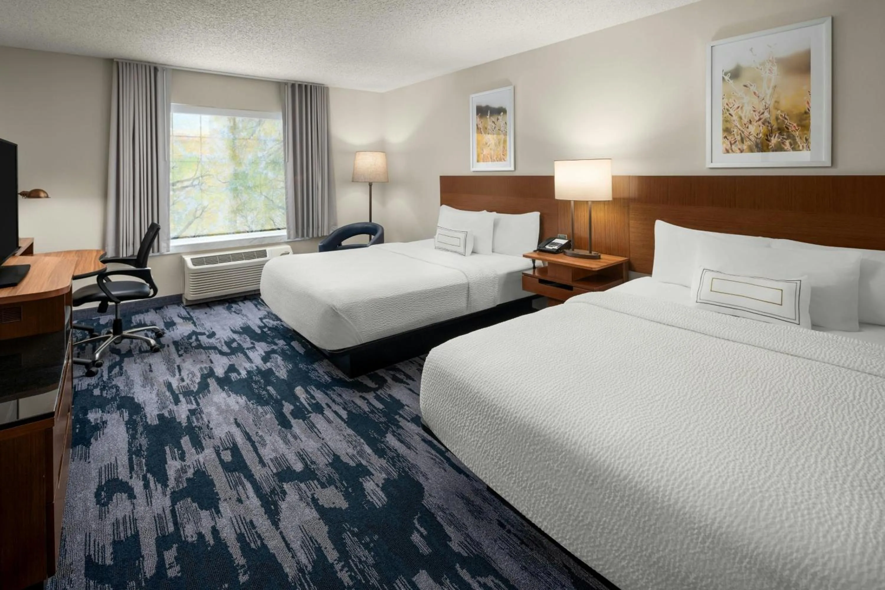 Photo of the whole room, Bed in Fairfield Inn & Suites Portland South/Lake Oswego