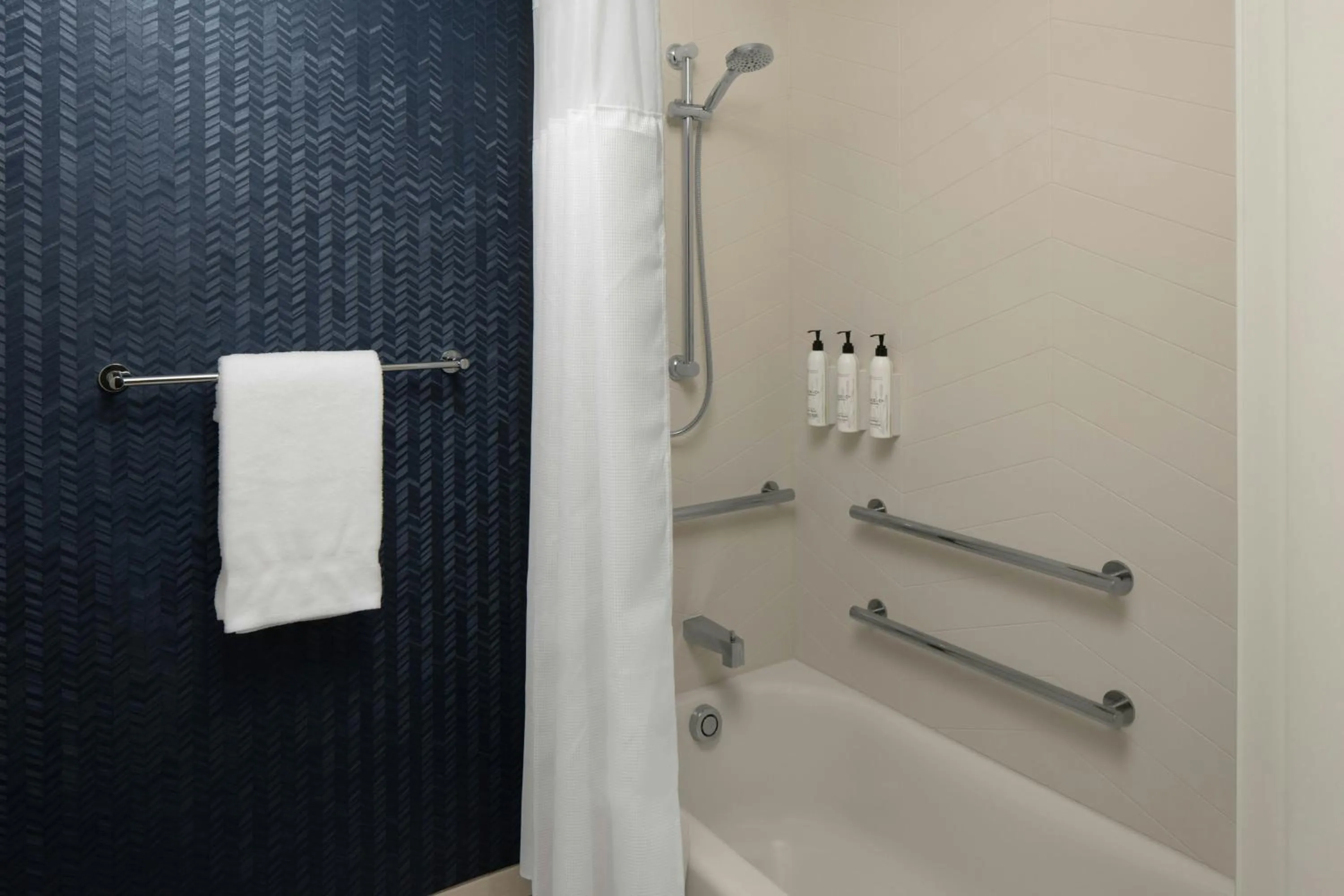 Bathroom in Fairfield Inn & Suites Portland South/Lake Oswego