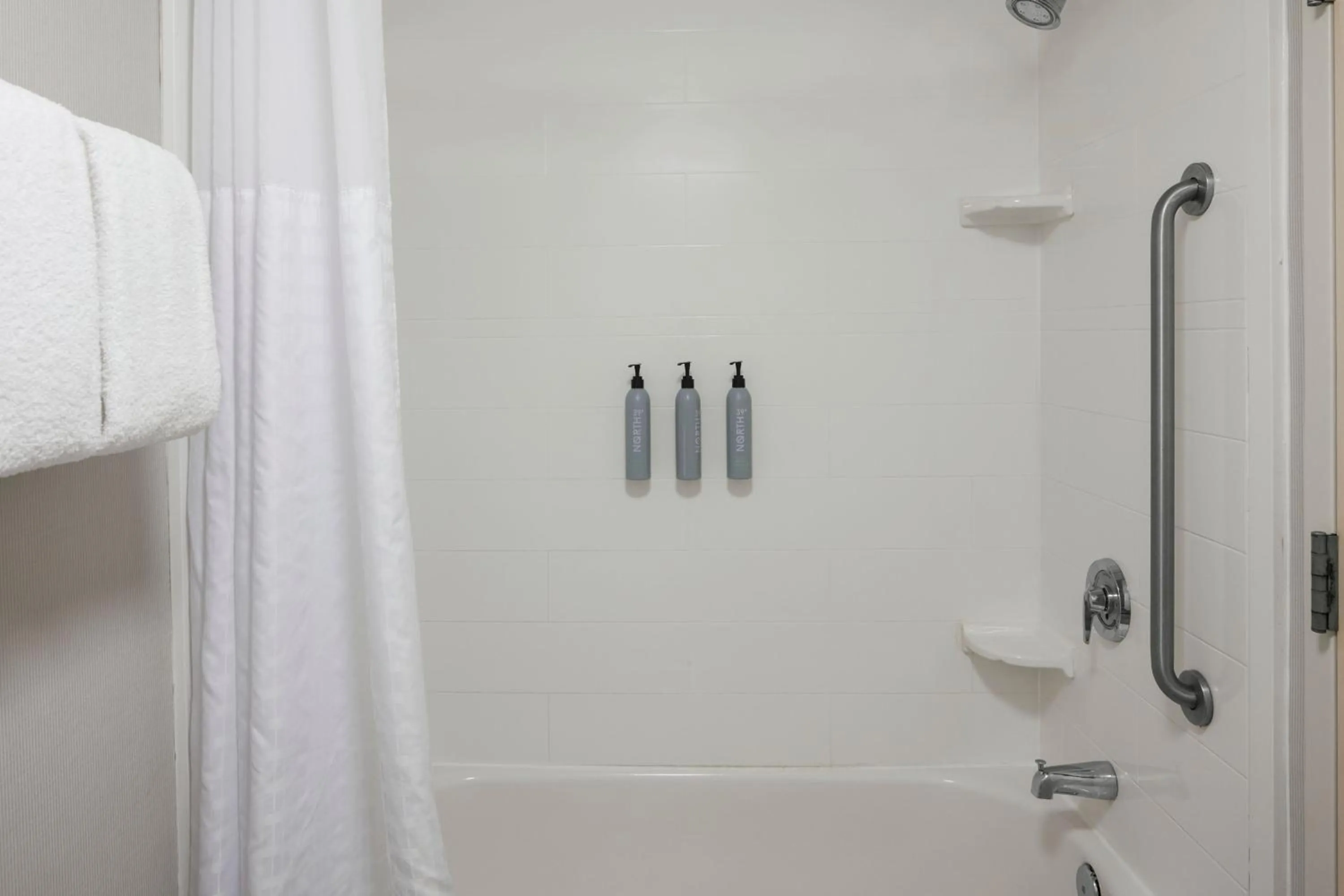 Bathroom in Courtyard Newport News Yorktown