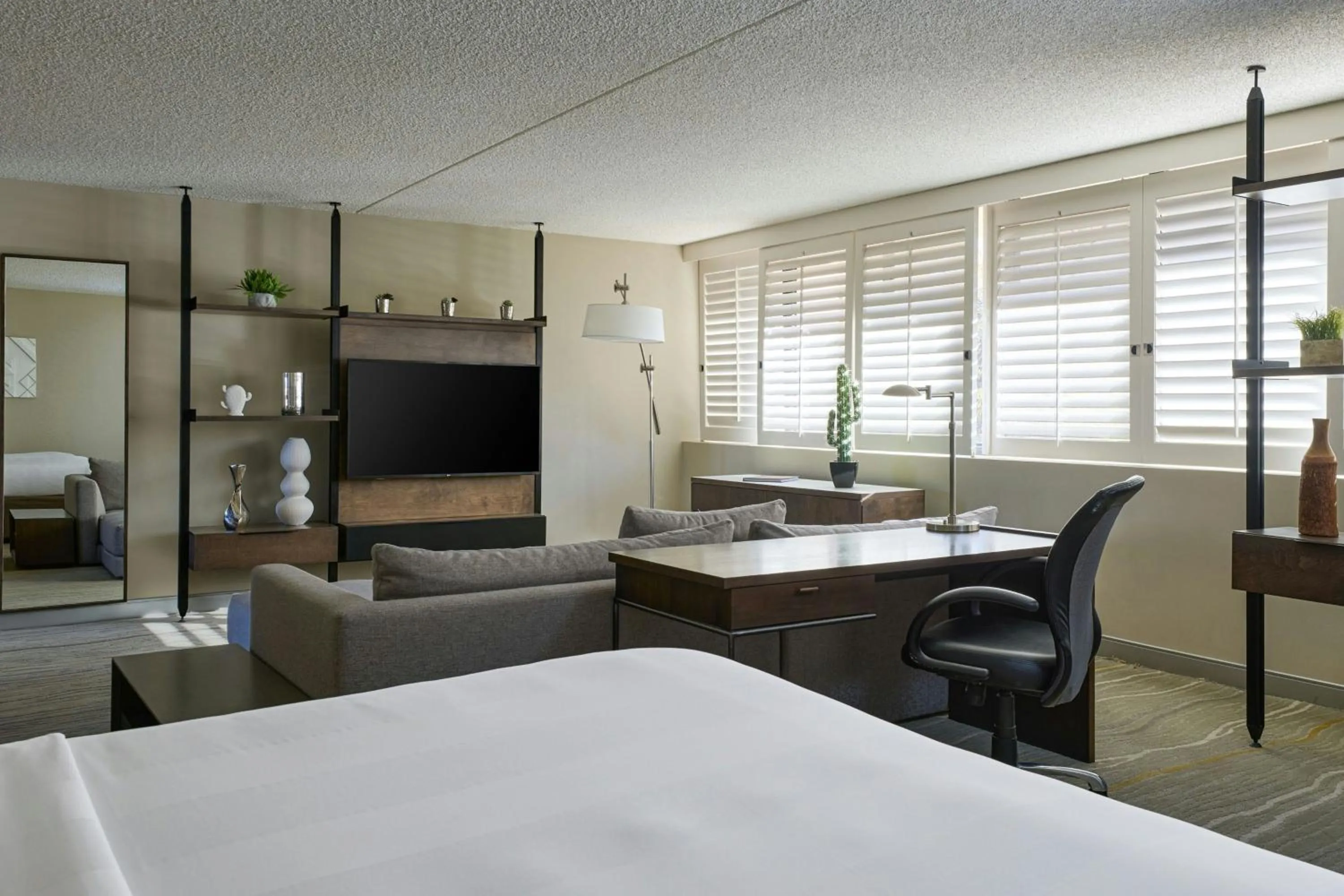 Photo of the whole room, Bed in Phoenix Marriott Resort Tempe at The Buttes