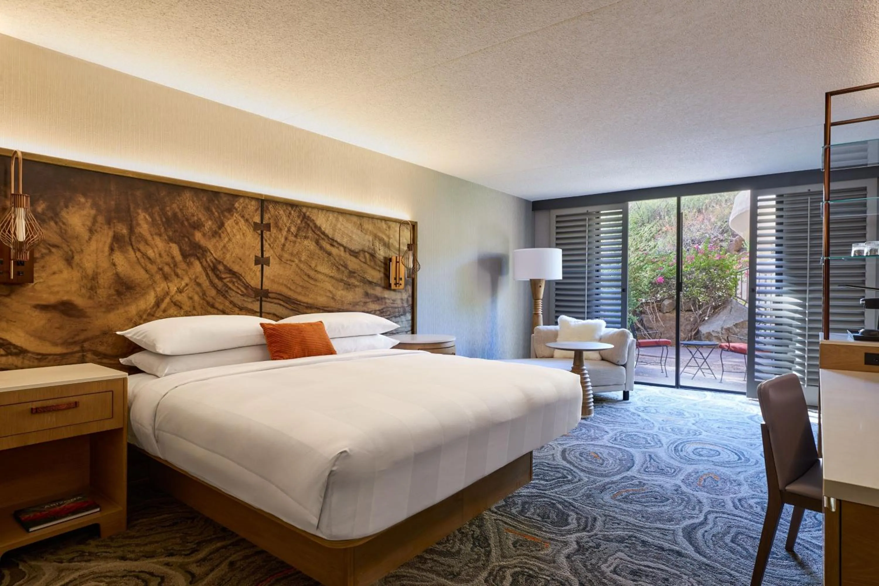 Photo of the whole room, Bed in Phoenix Marriott Resort Tempe at The Buttes