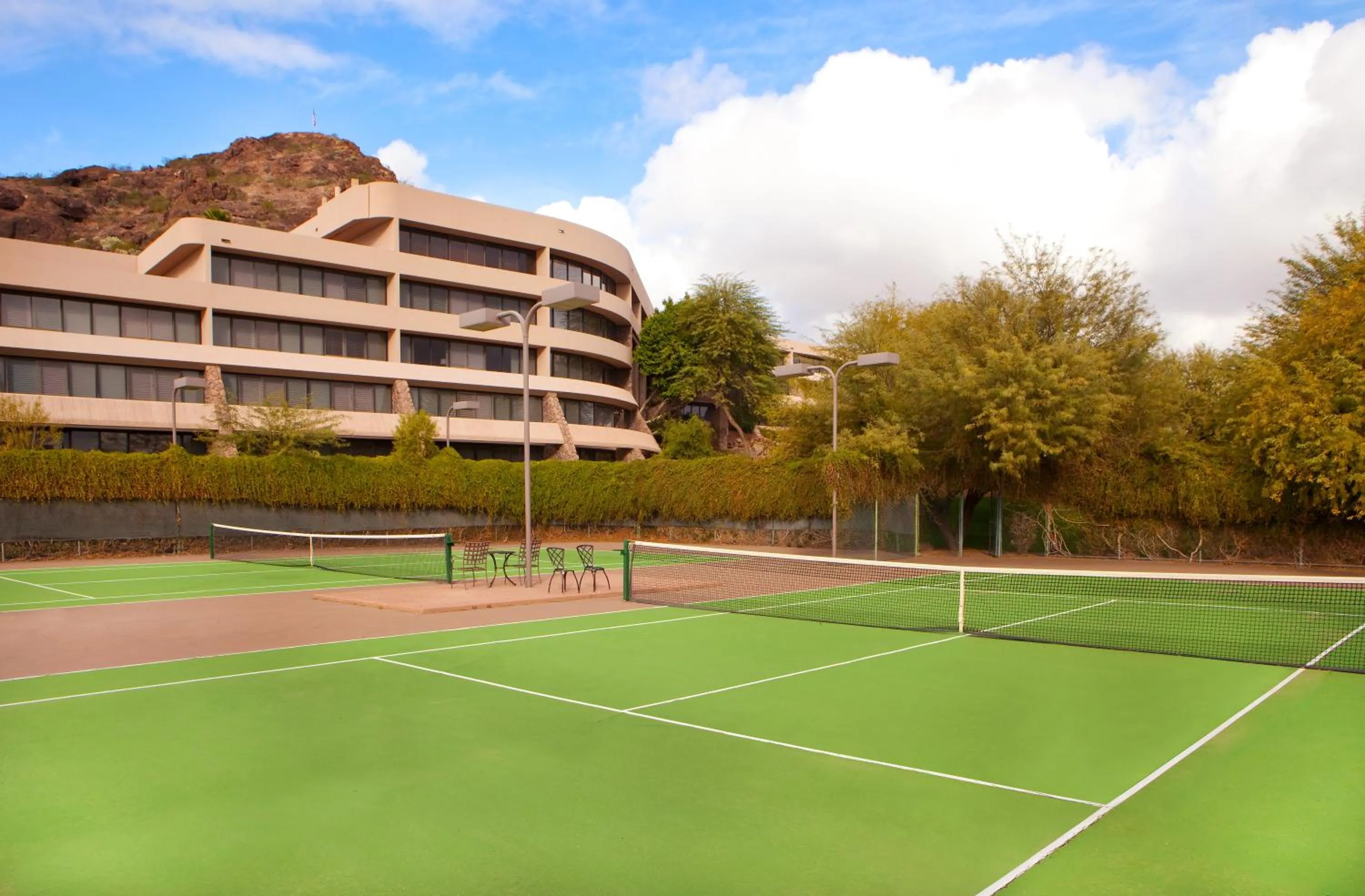Tennis court in Phoenix Marriott Resort Tempe at The Buttes