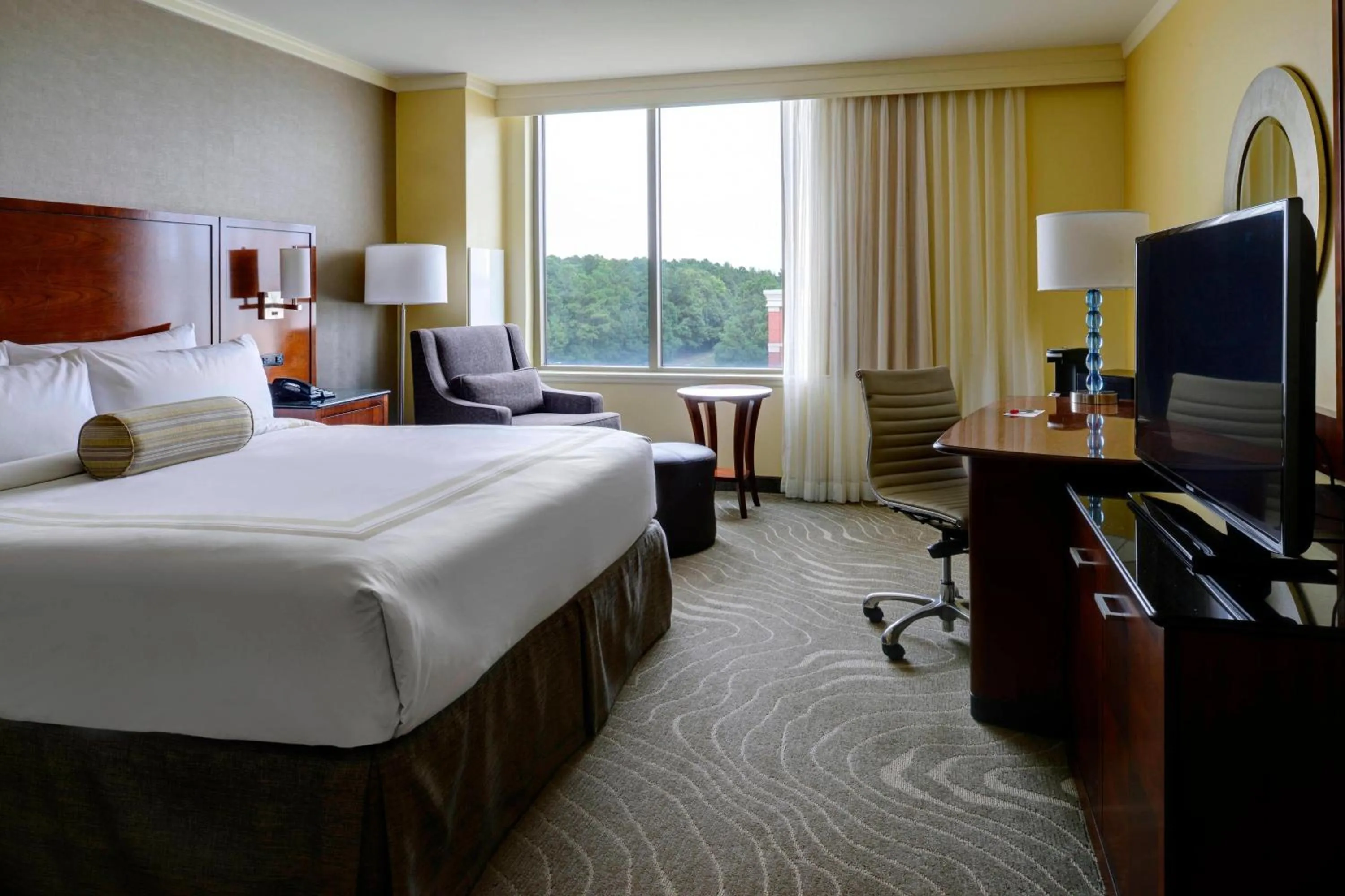 Photo of the whole room, Bed in Newport News Marriott at City Center