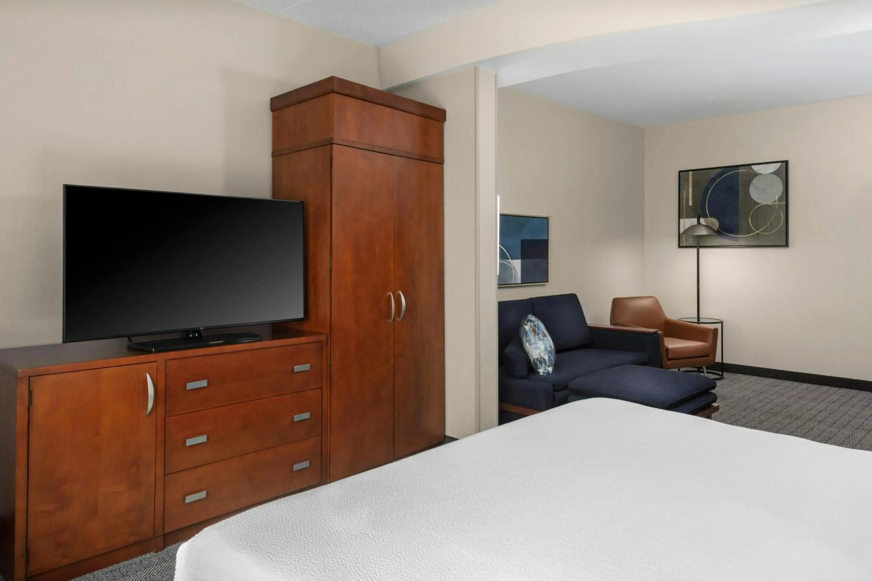 Bedroom, Bed in Courtyard Pittsburgh Greensburg