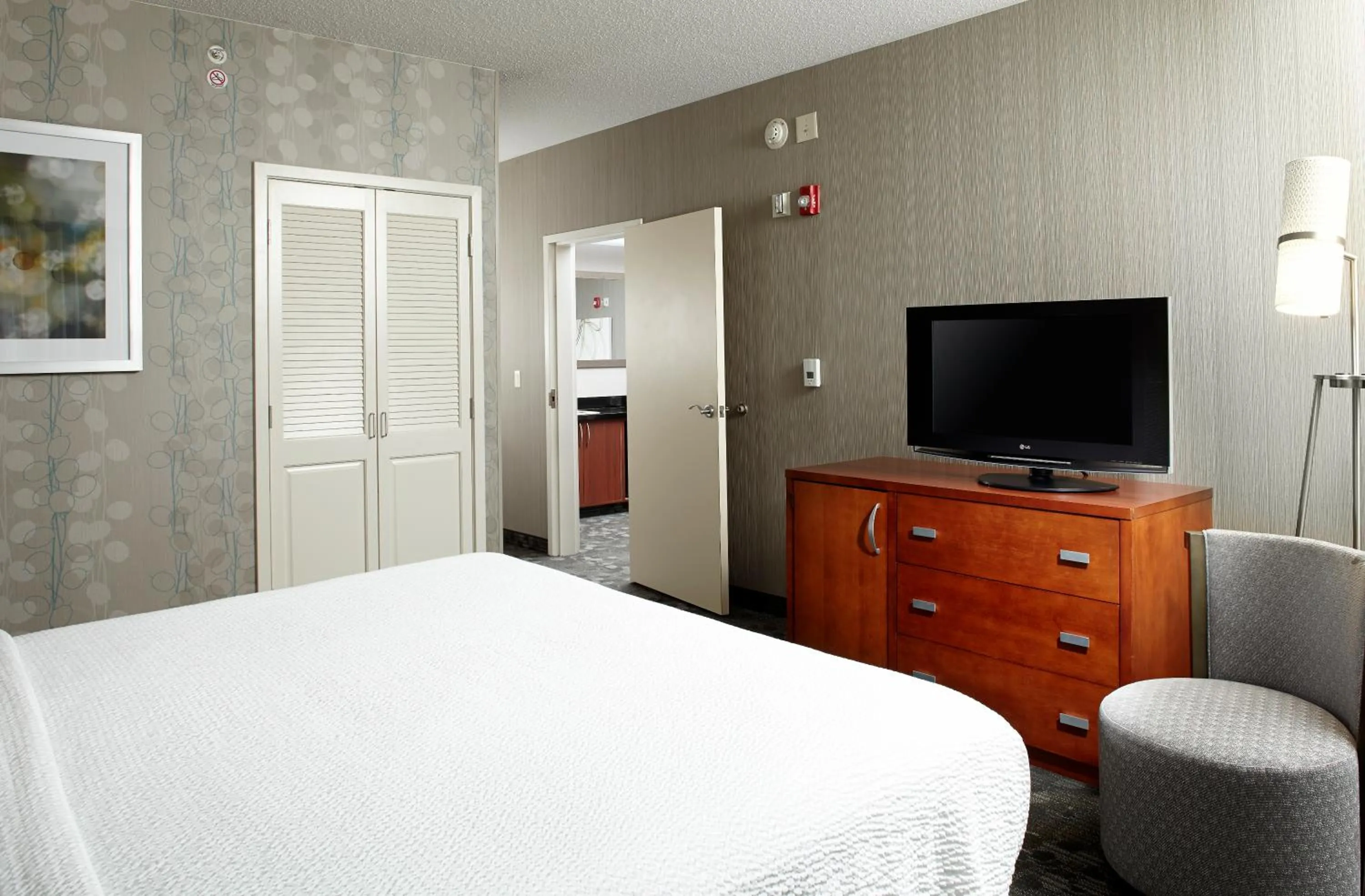 Bedroom, Bed in Courtyard Pittsburgh Greensburg