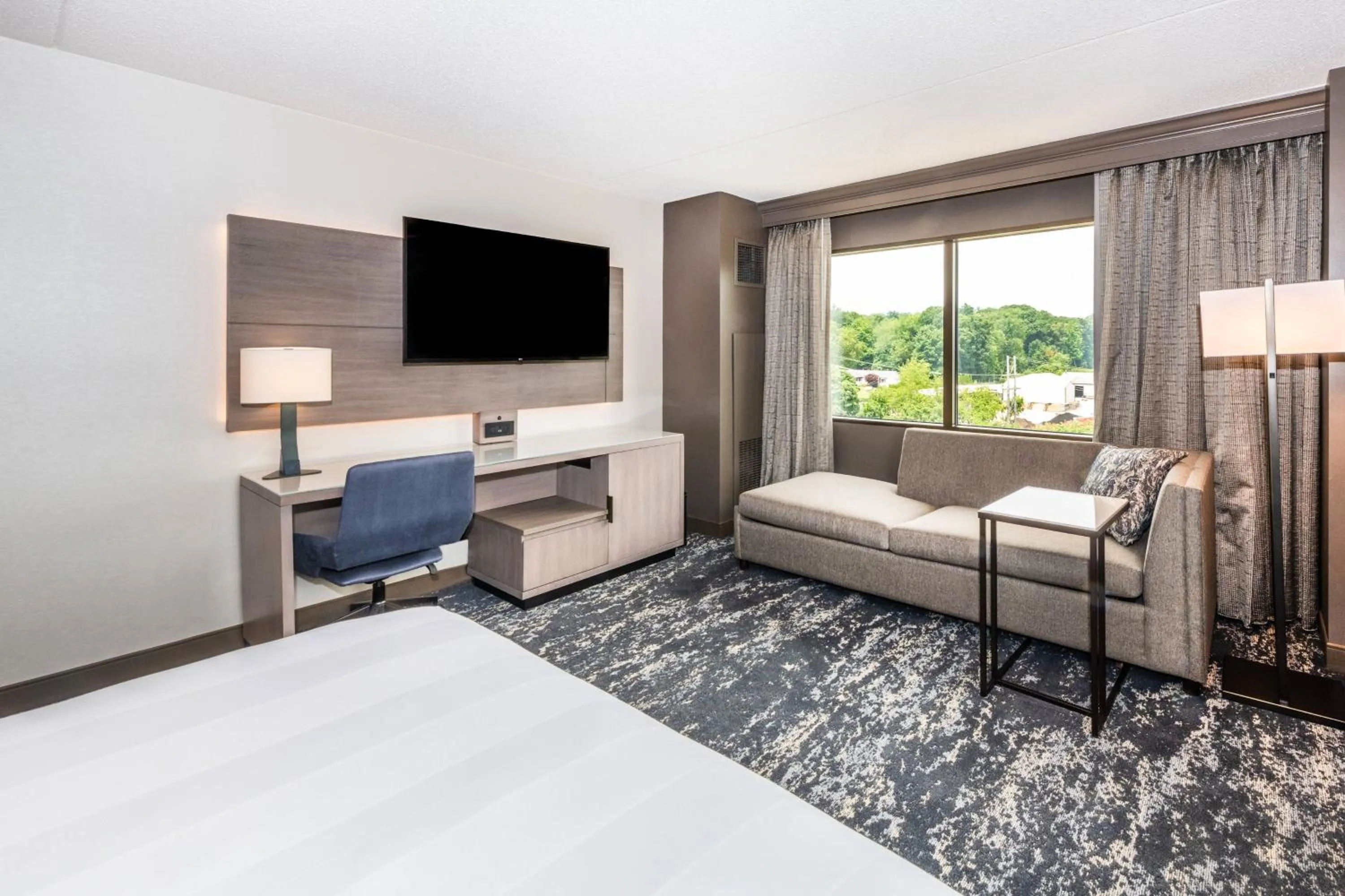 Photo of the whole room, Bed in Pittsburgh Airport Marriott