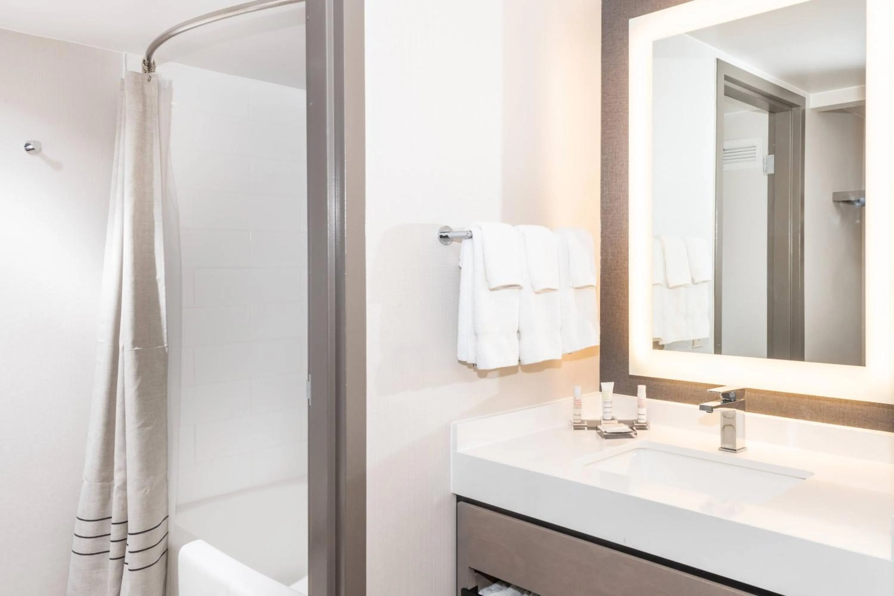 Bathroom in Pittsburgh Airport Marriott