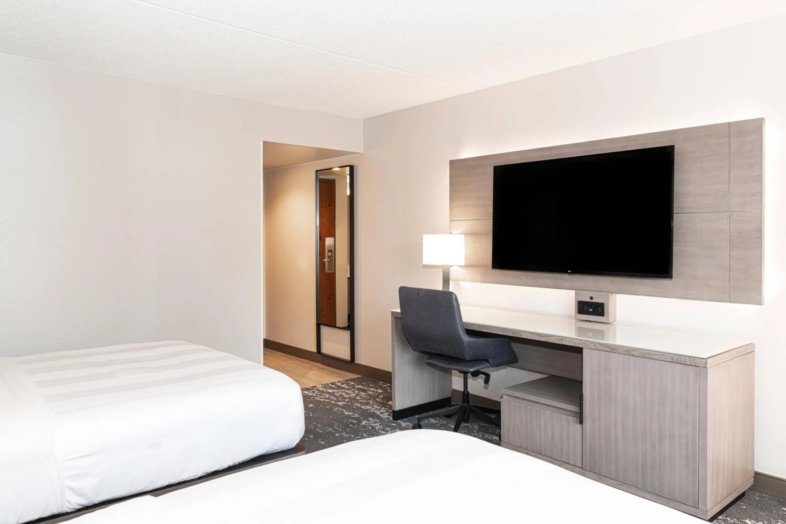 Photo of the whole room, Bed in Pittsburgh Airport Marriott