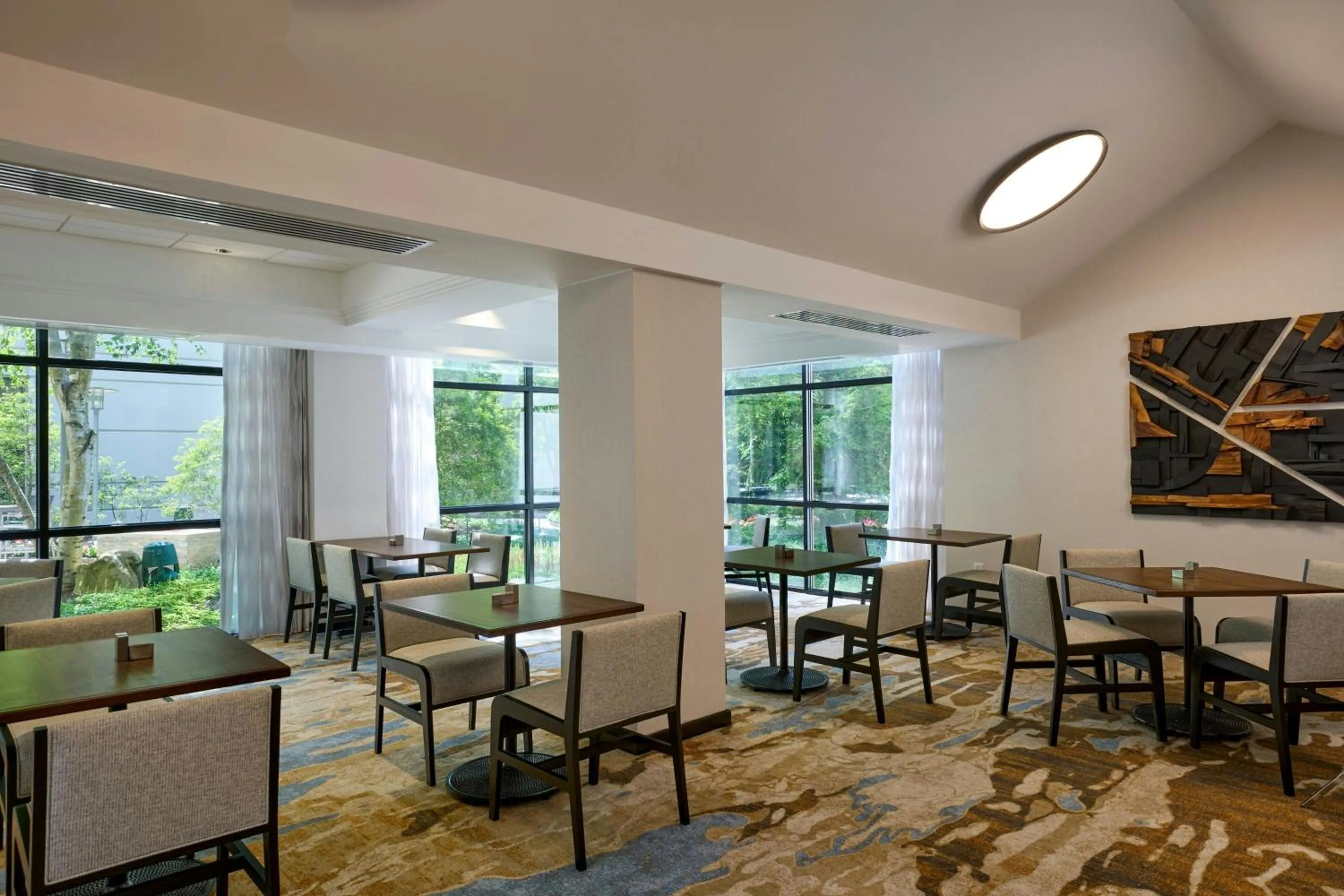 Restaurant/places to eat in Pittsburgh Airport Marriott