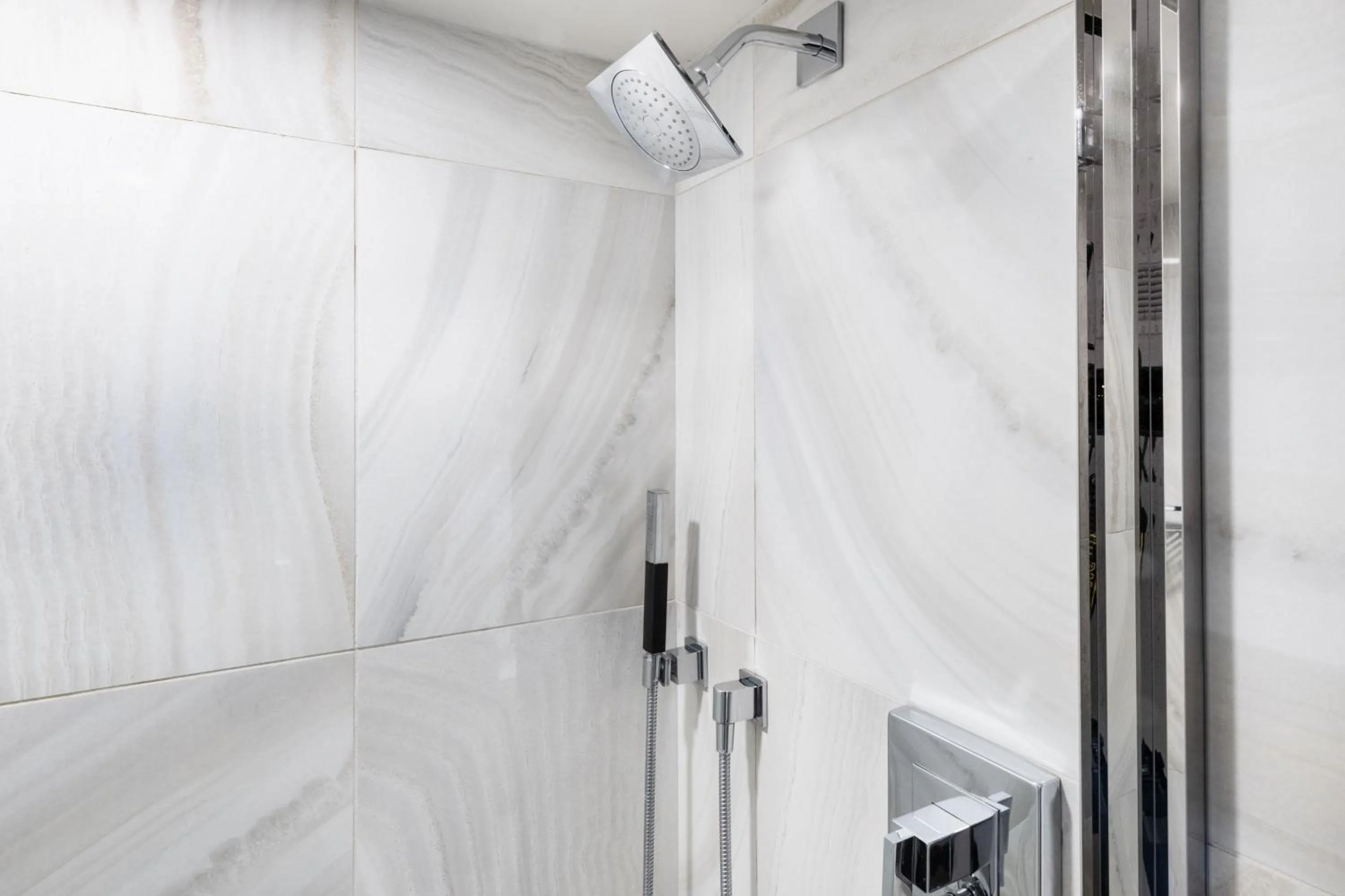 Bathroom in Pittsburgh Airport Marriott