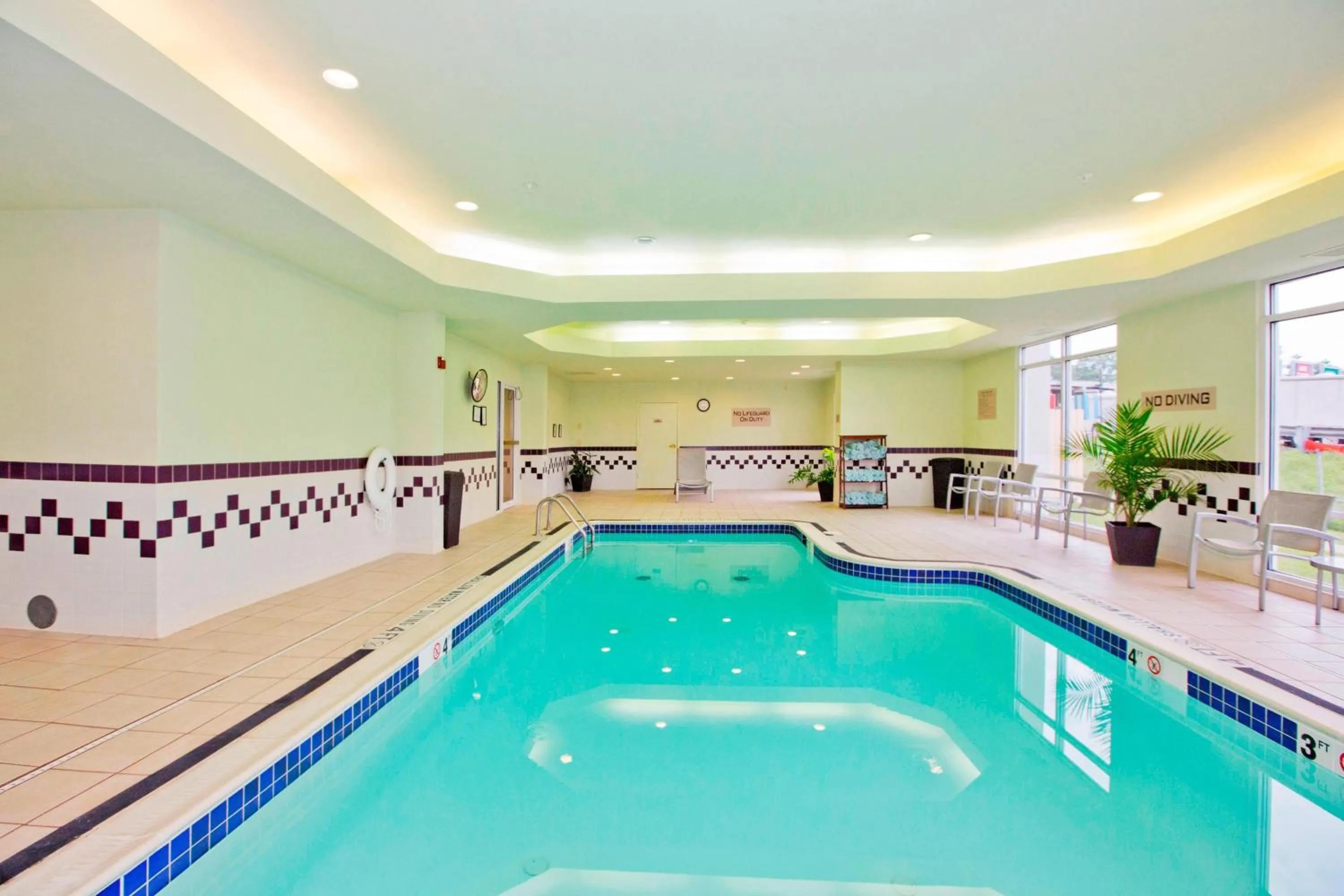 Swimming pool in SpringHill Suites Pittsburgh Monroeville