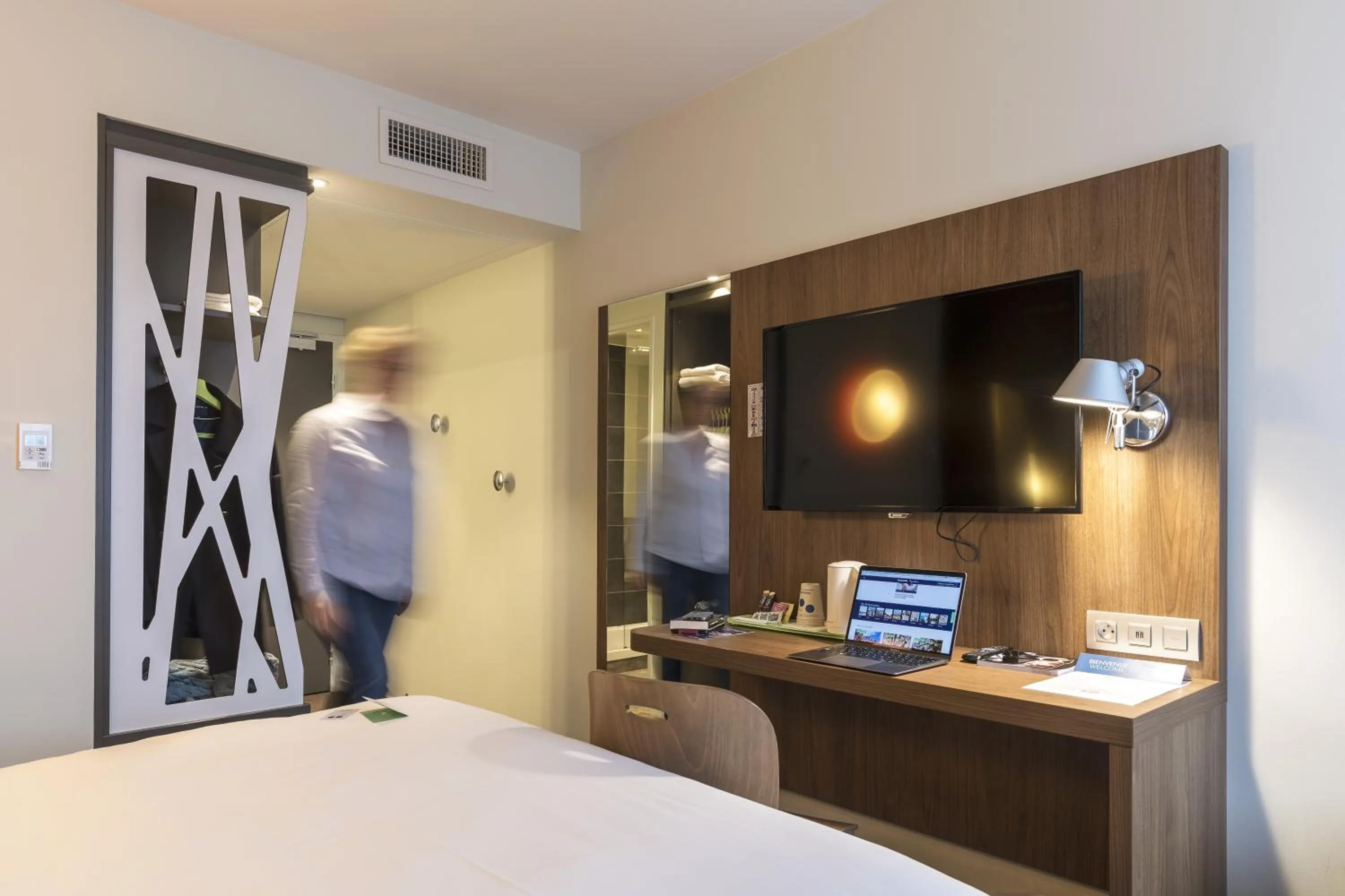 hair dresser, Bed in Campanile Le Mans Centre - Gare