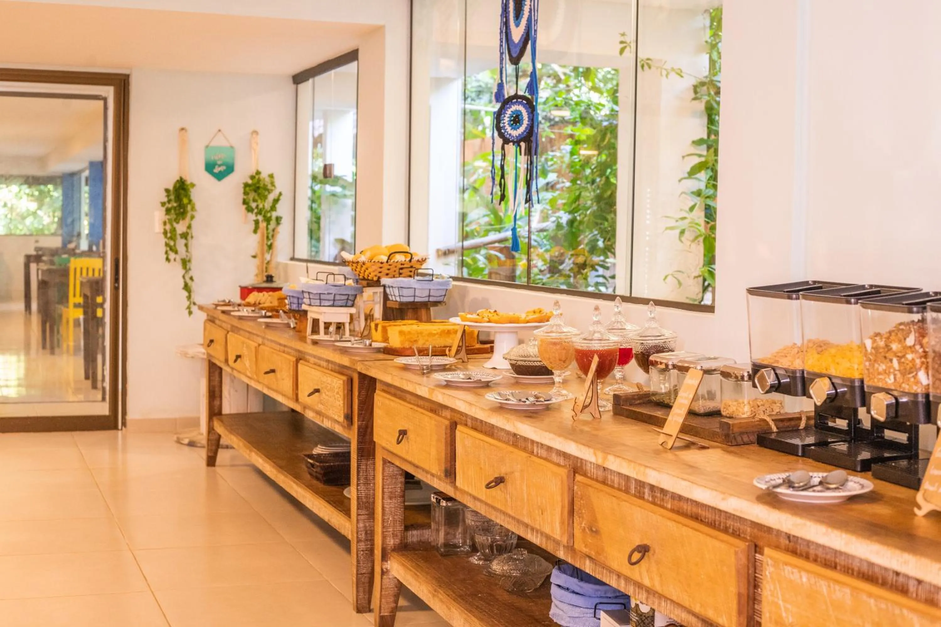 Buffet breakfast in Pousada Vila do Dengo