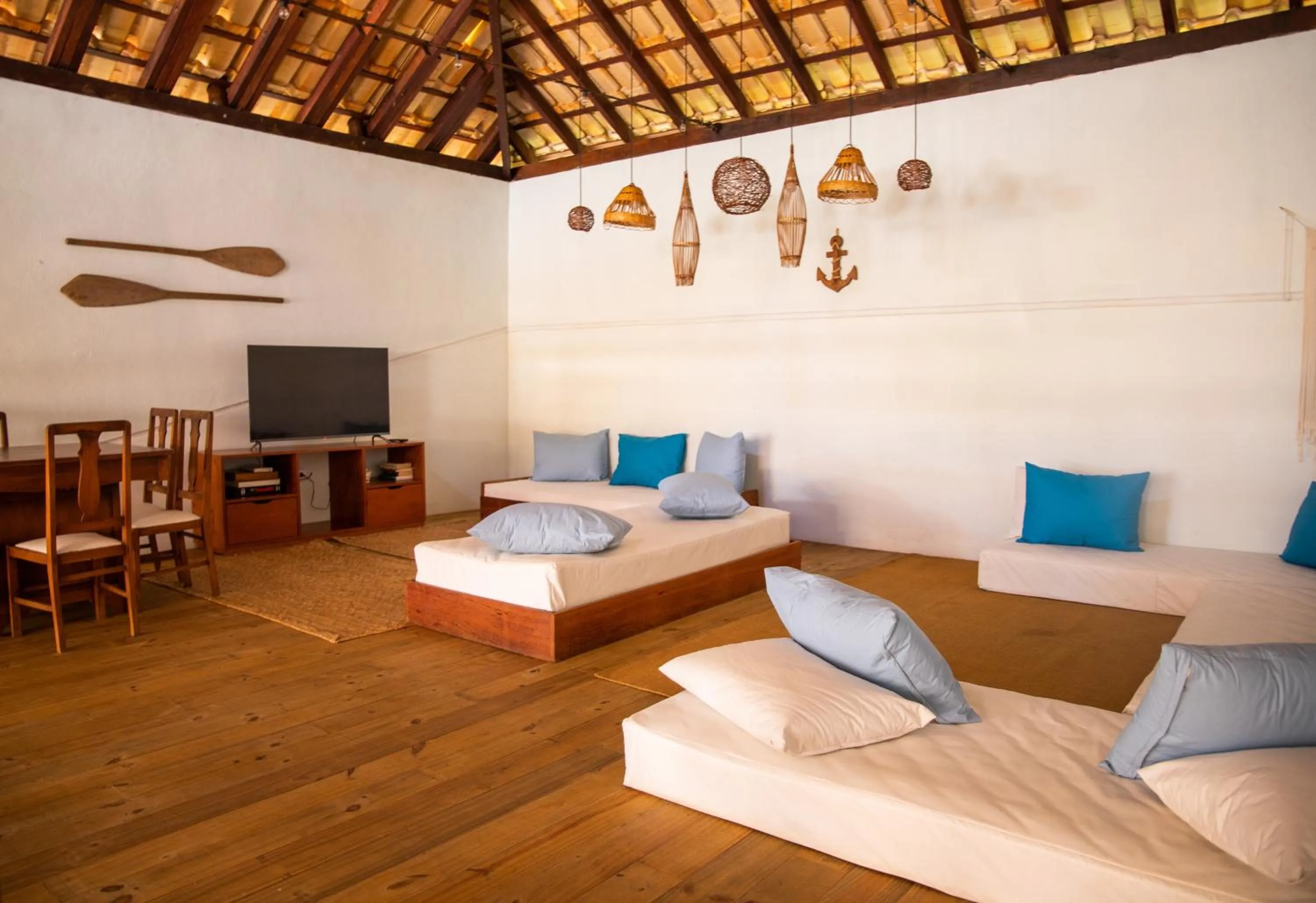 Communal lounge/ TV room, Bed in Pousada Vila do Dengo