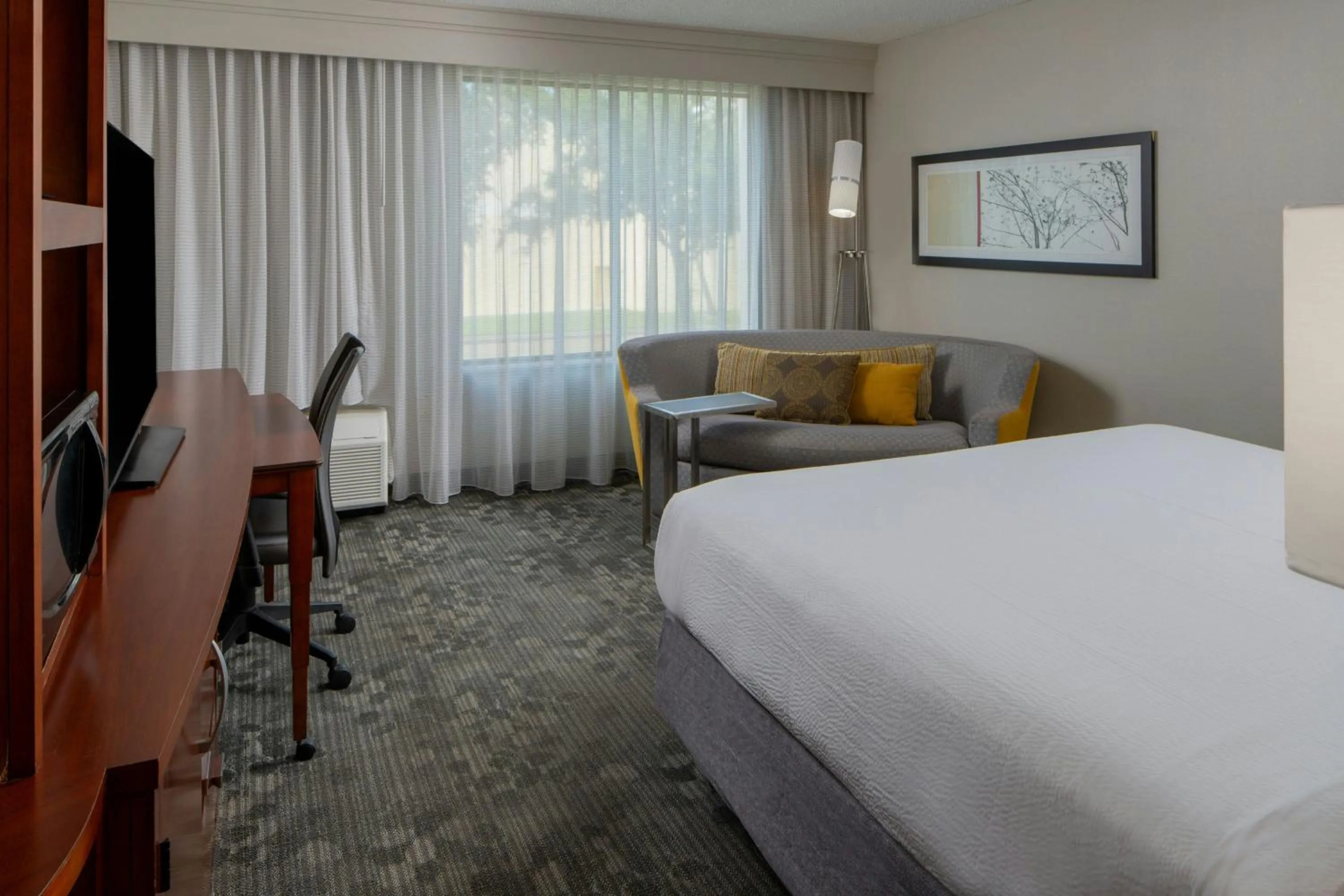 Photo of the whole room, Bed in Courtyard Gulf Shores Craft Farms