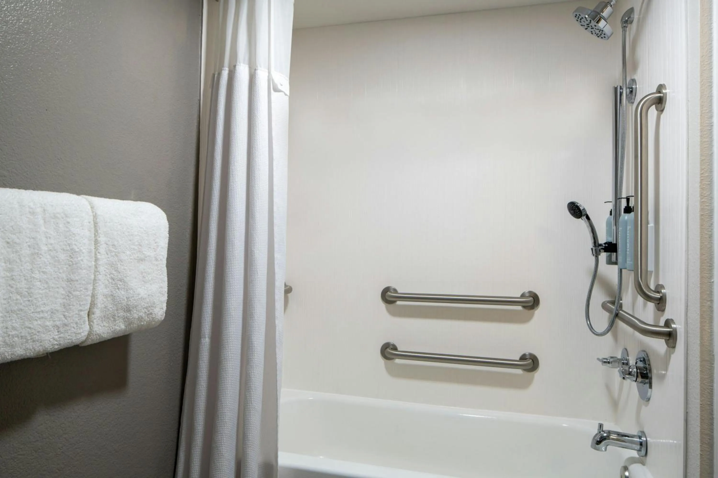 Photo of the whole room in Courtyard Gulf Shores Craft Farms