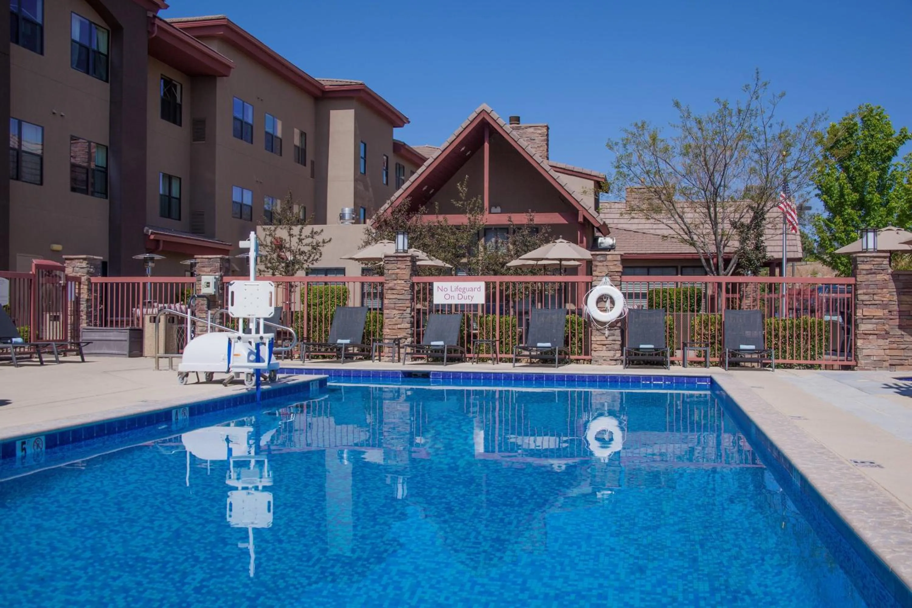 Swimming pool in Residence Inn Prescott
