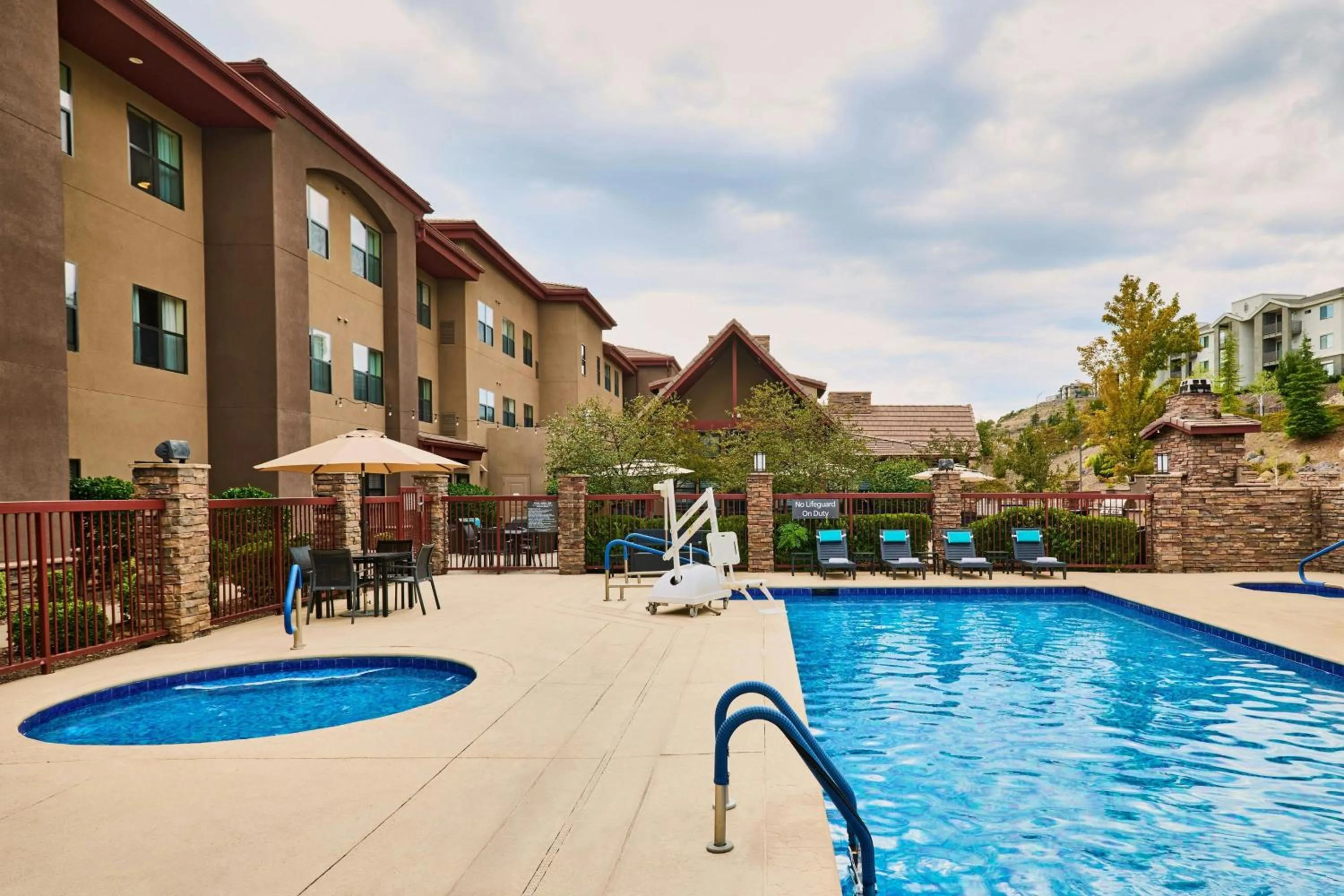 Swimming pool in Residence Inn Prescott
