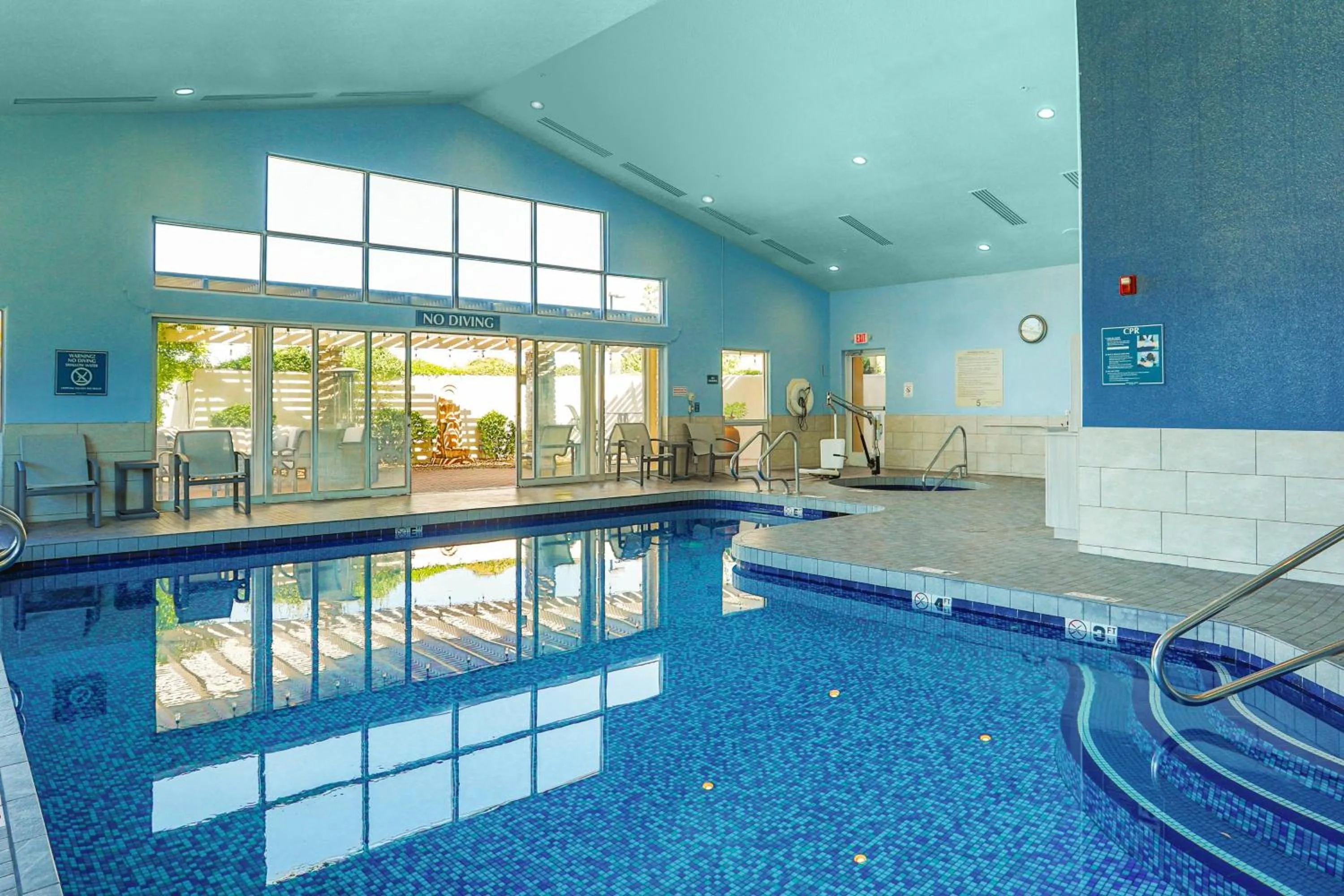 Swimming pool in SpringHill Suites Prescott
