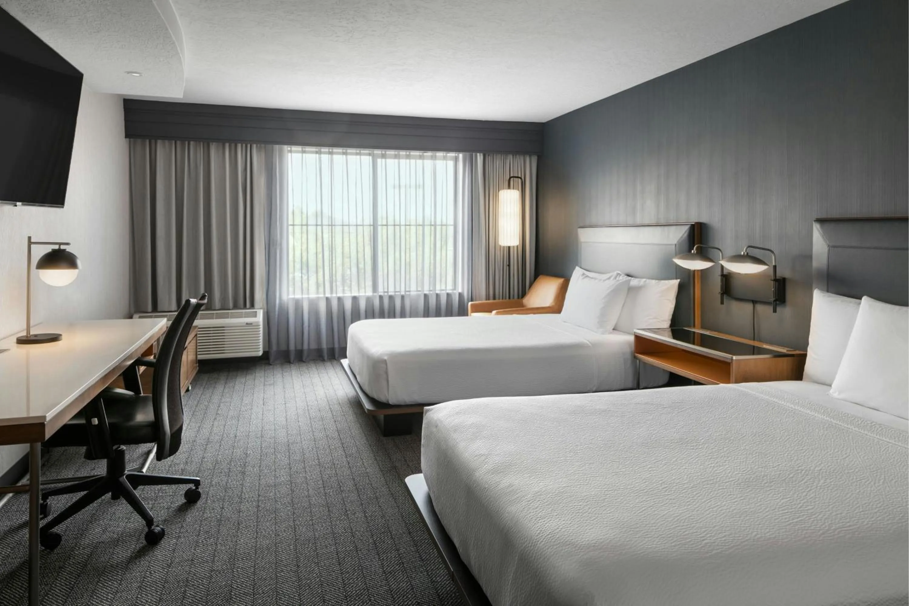 Photo of the whole room, Bed in Courtyard Richland Columbia Point