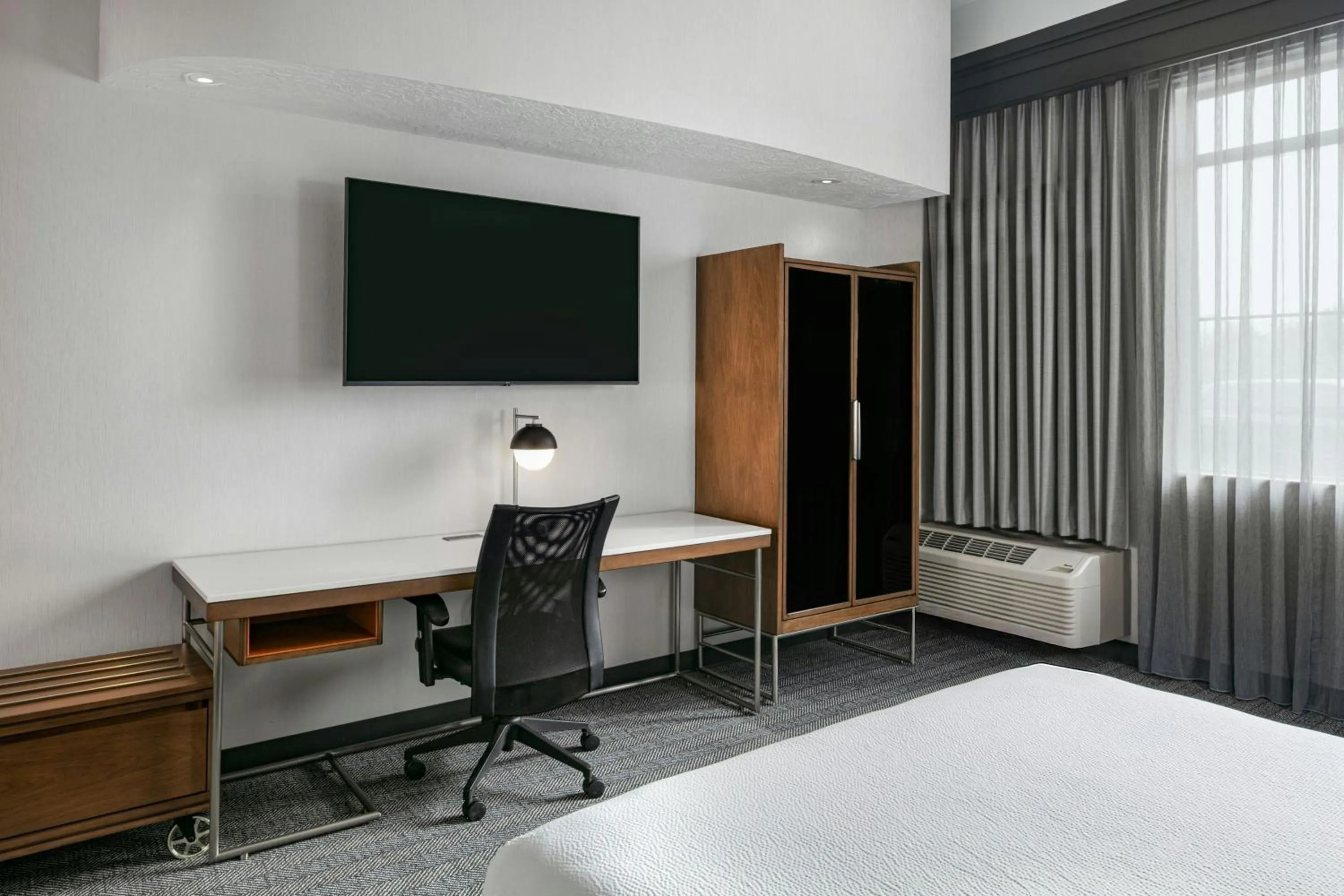 Photo of the whole room, Bed in Courtyard Richland Columbia Point