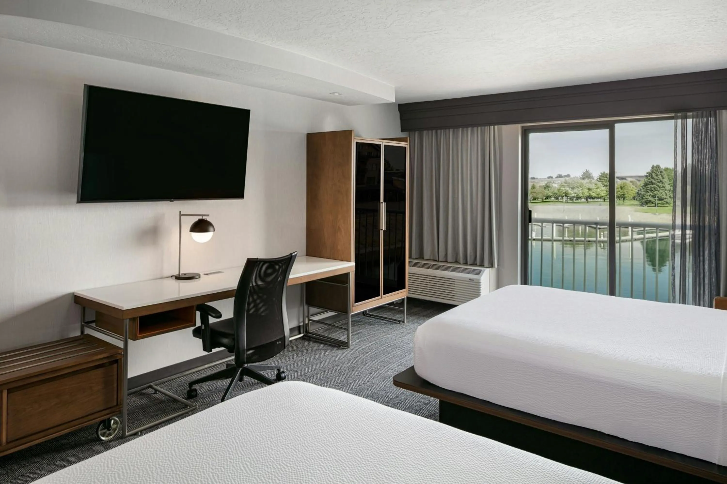 Photo of the whole room, Bed in Courtyard Richland Columbia Point