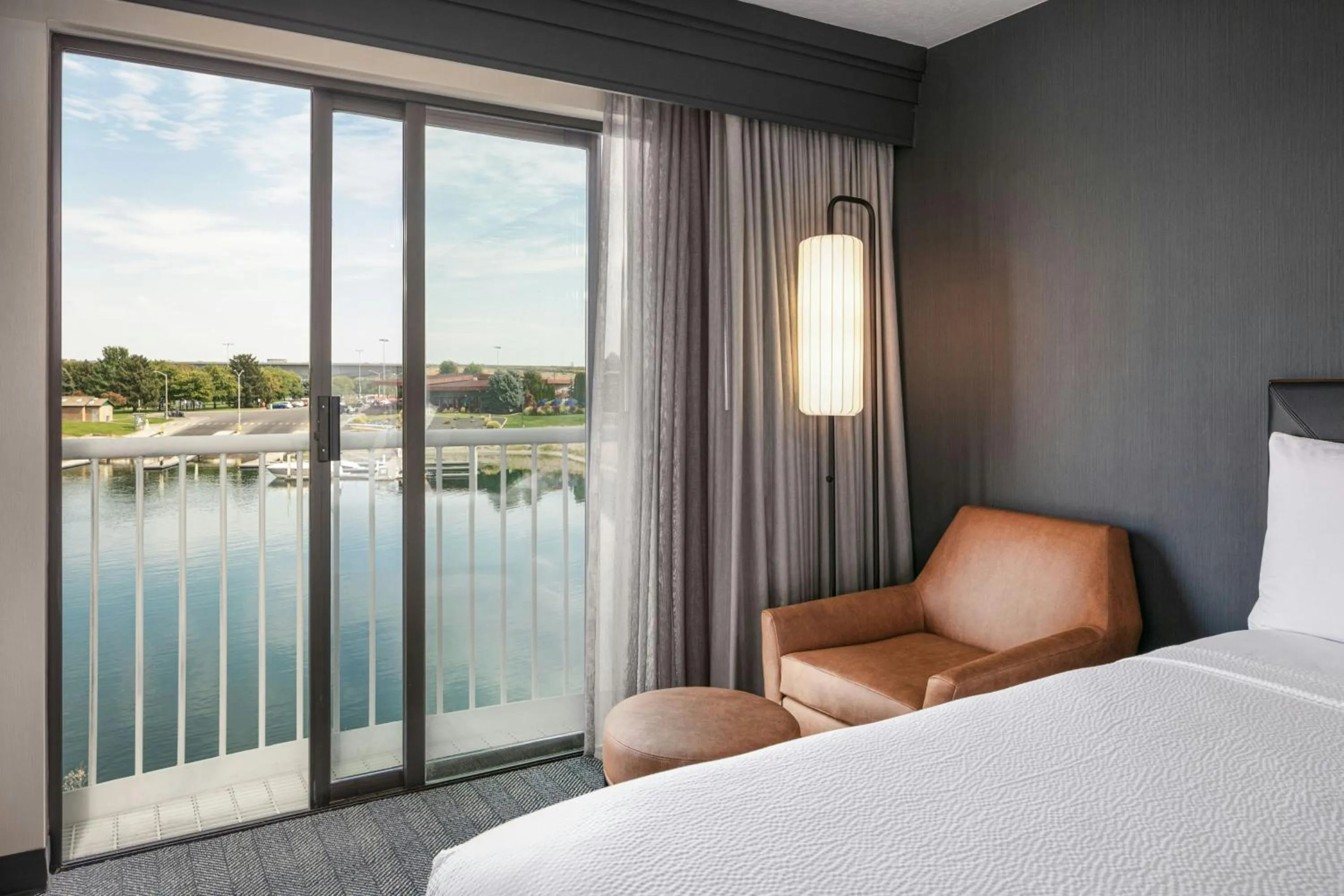 Photo of the whole room, Bed in Courtyard Richland Columbia Point