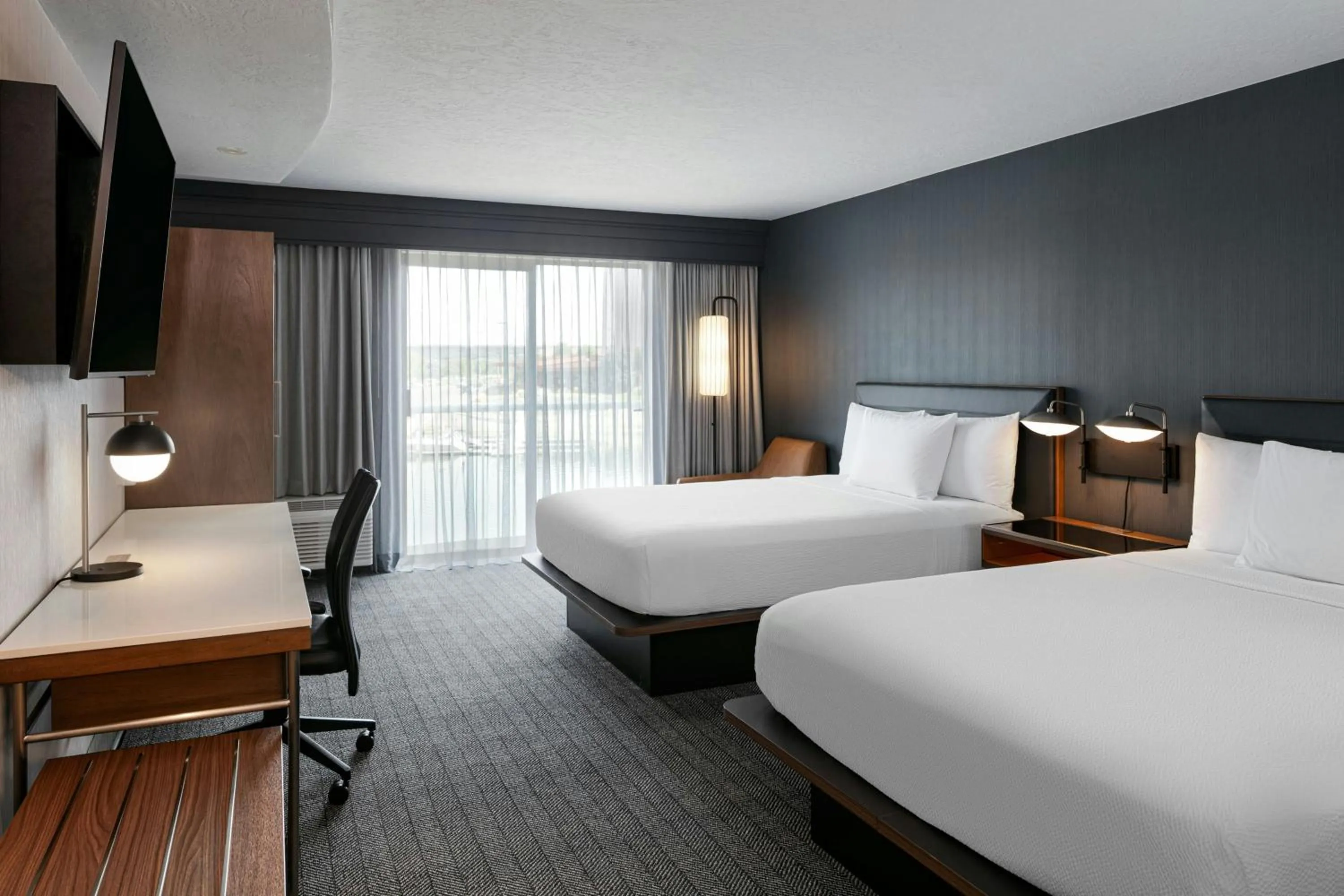 Photo of the whole room, Bed in Courtyard Richland Columbia Point