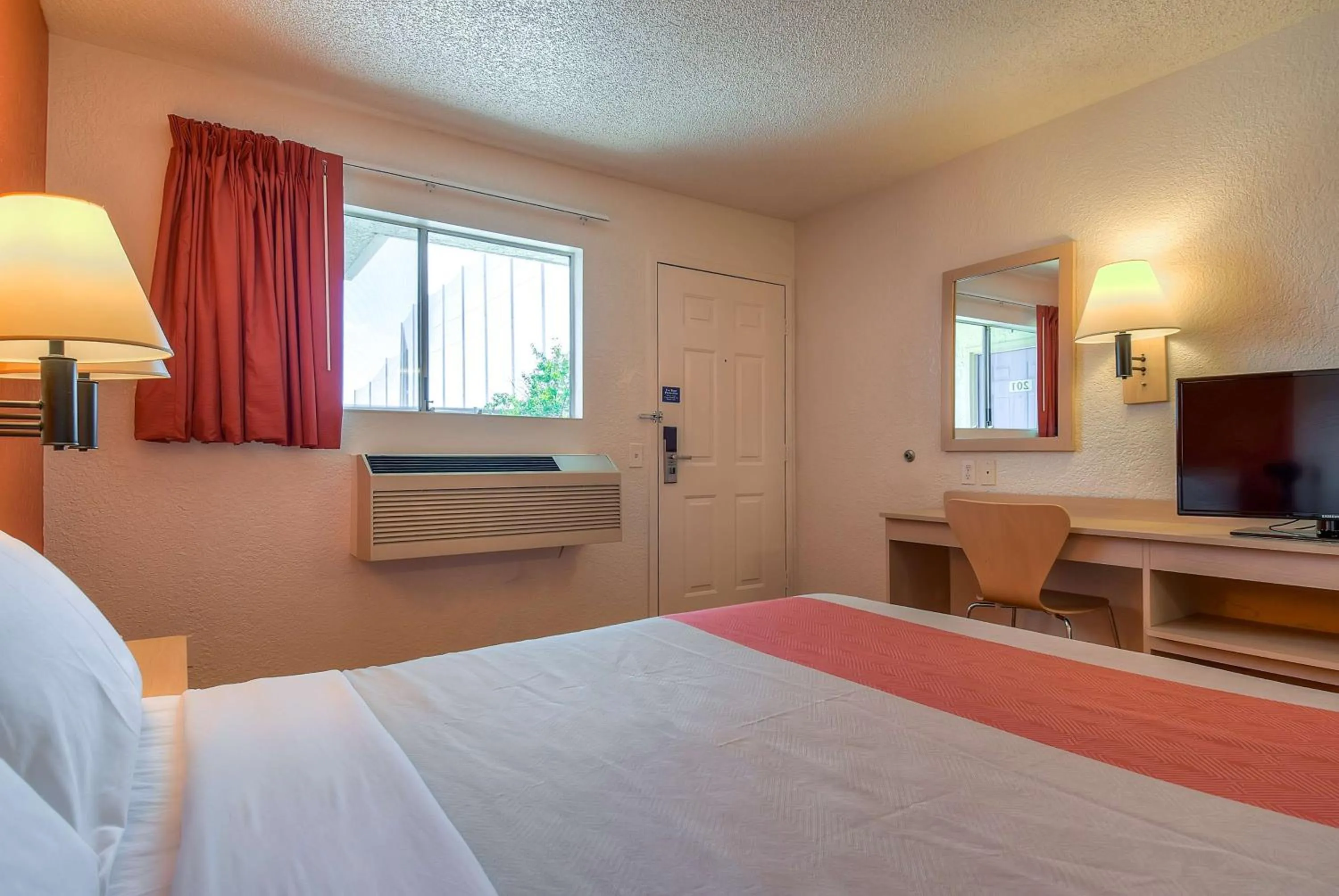 TV and multimedia, Bed in Motel 6-Rowland Heights, CA - Los Angeles - Pomona