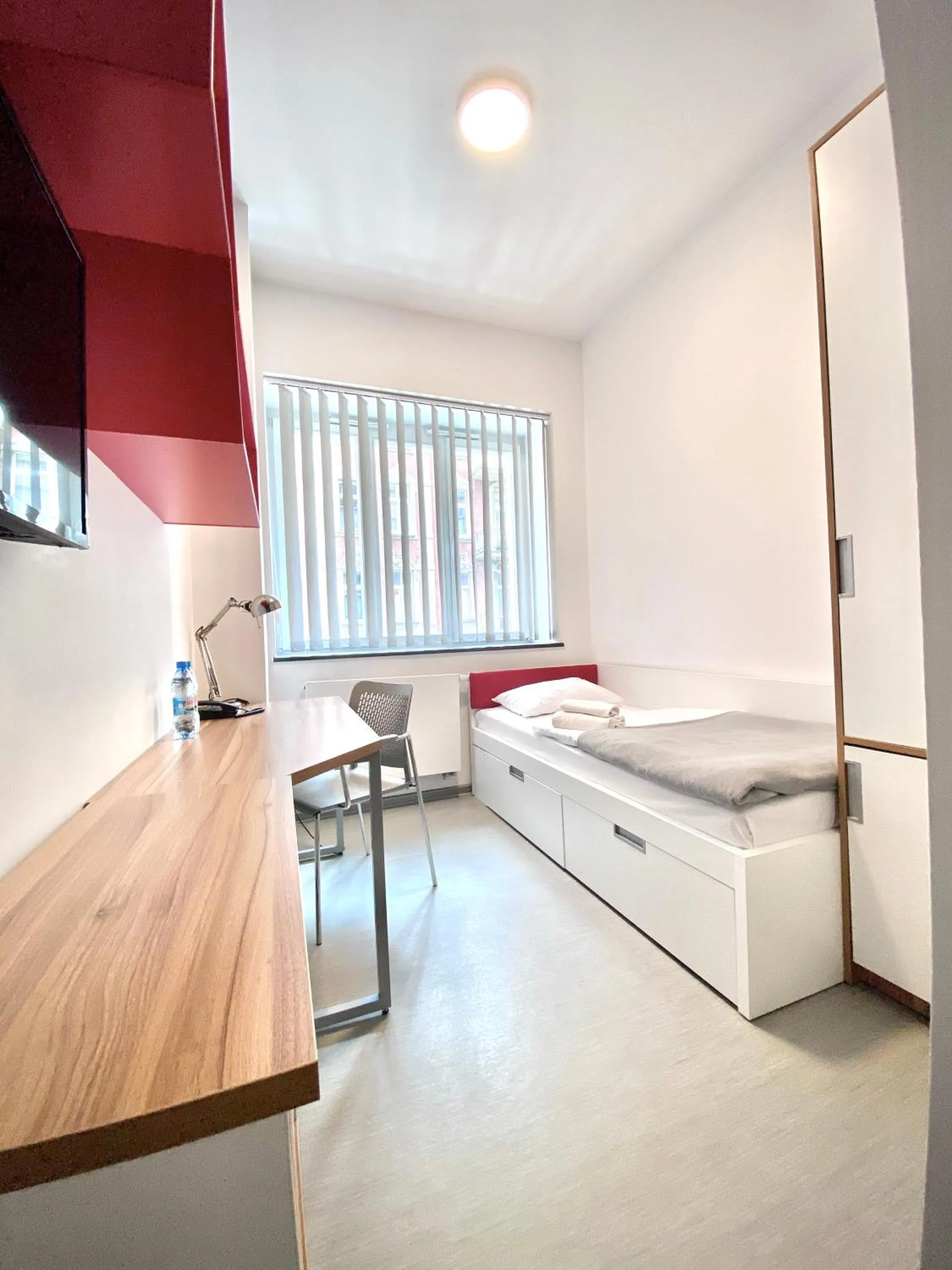 Photo of the whole room, Bed in Esperanto Home