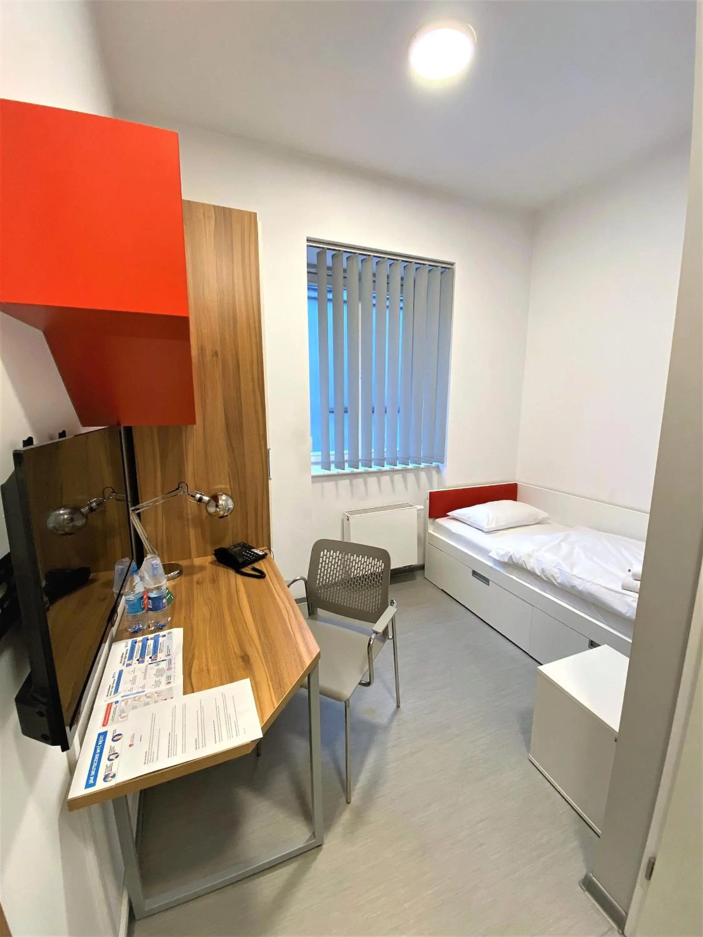 Photo of the whole room, Bed in Esperanto Home