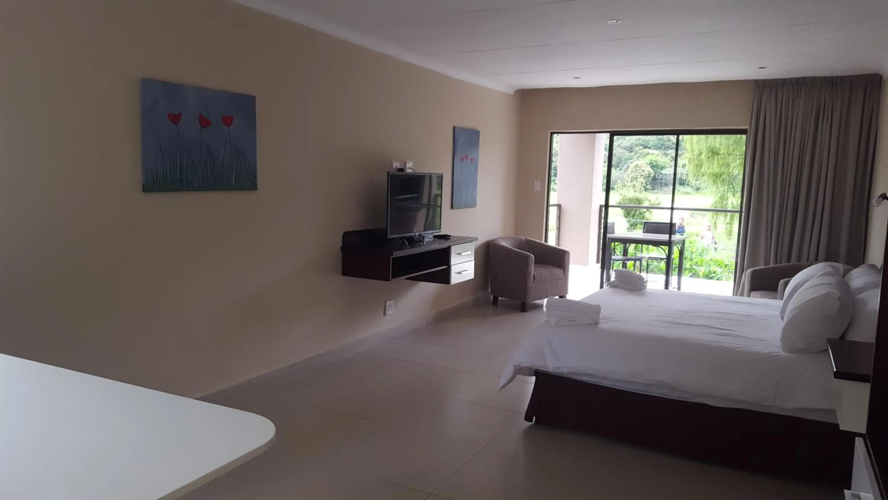 Balcony/Terrace, Bed in Dragon Peaks Mountain Resort