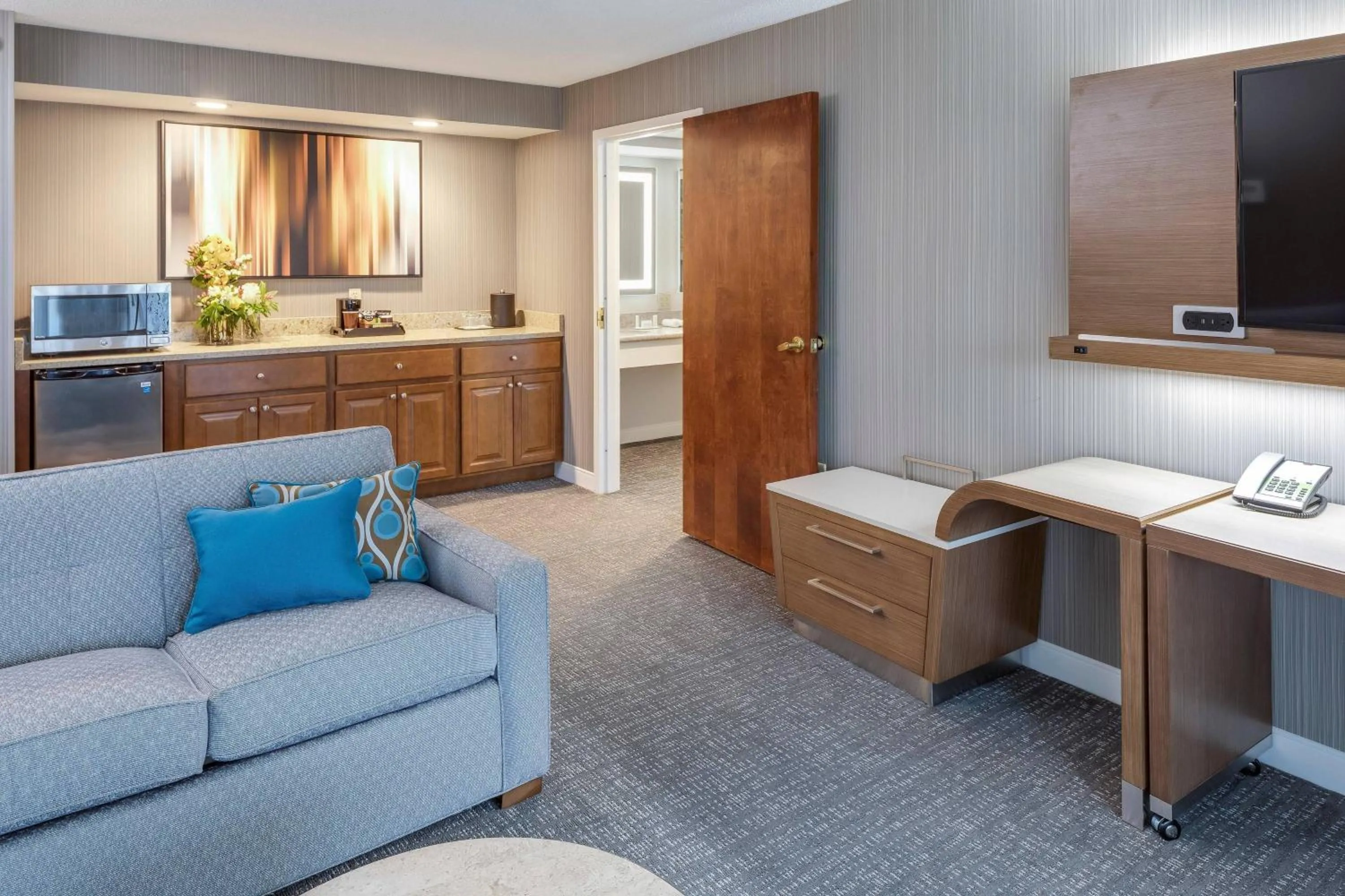 Living room in Courtyard by Marriott Portsmouth