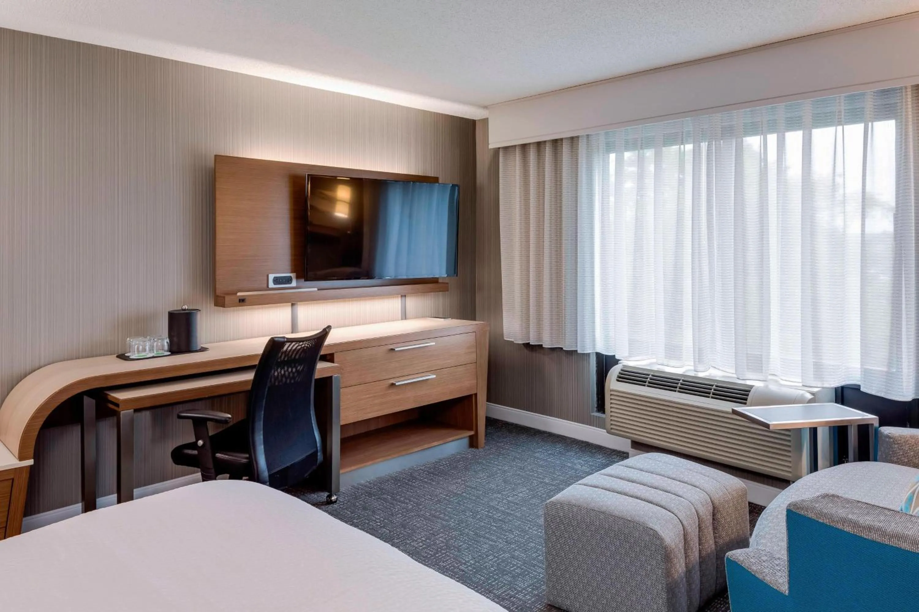 Photo of the whole room, Bed in Courtyard by Marriott Portsmouth