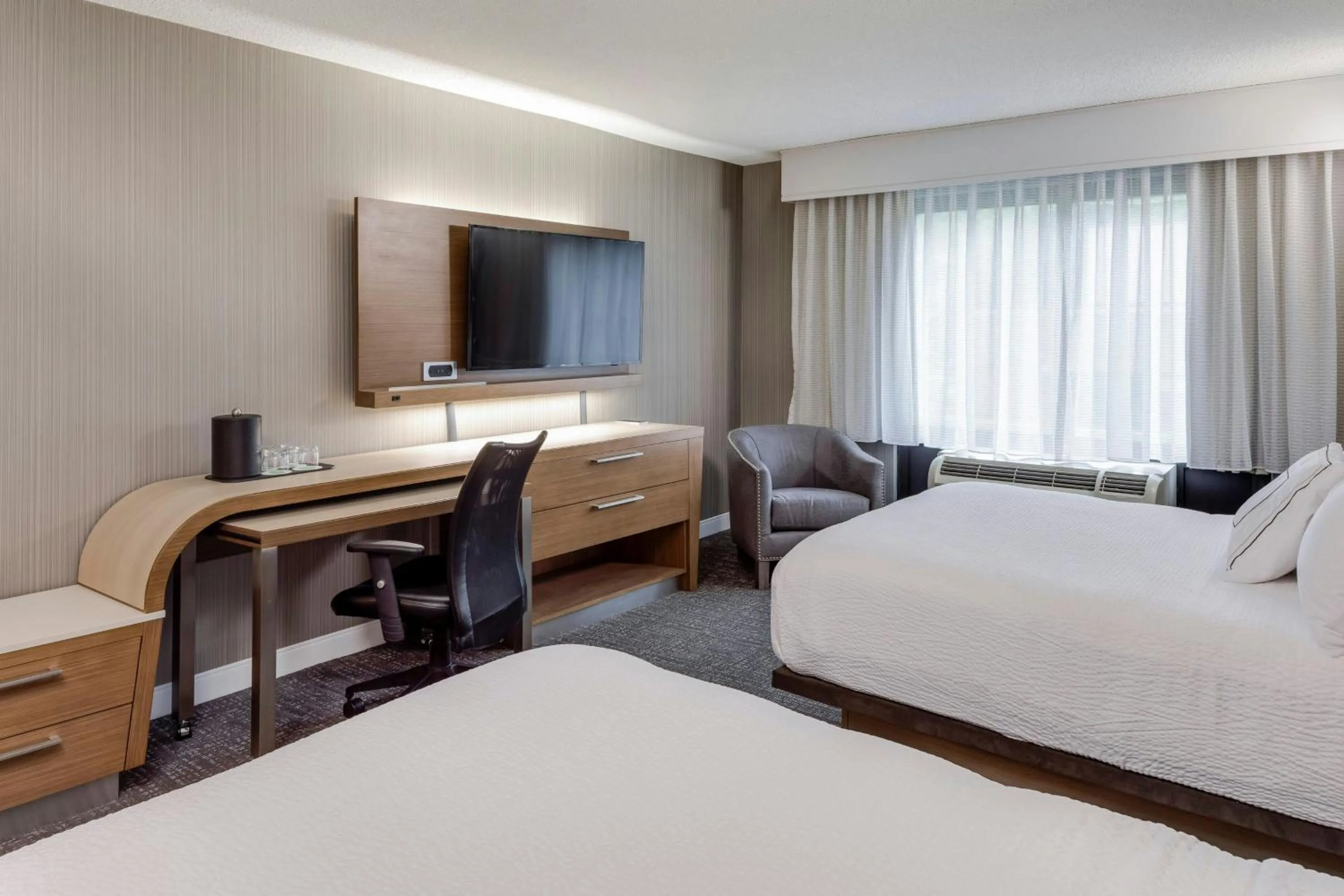 Photo of the whole room, Bed in Courtyard by Marriott Portsmouth