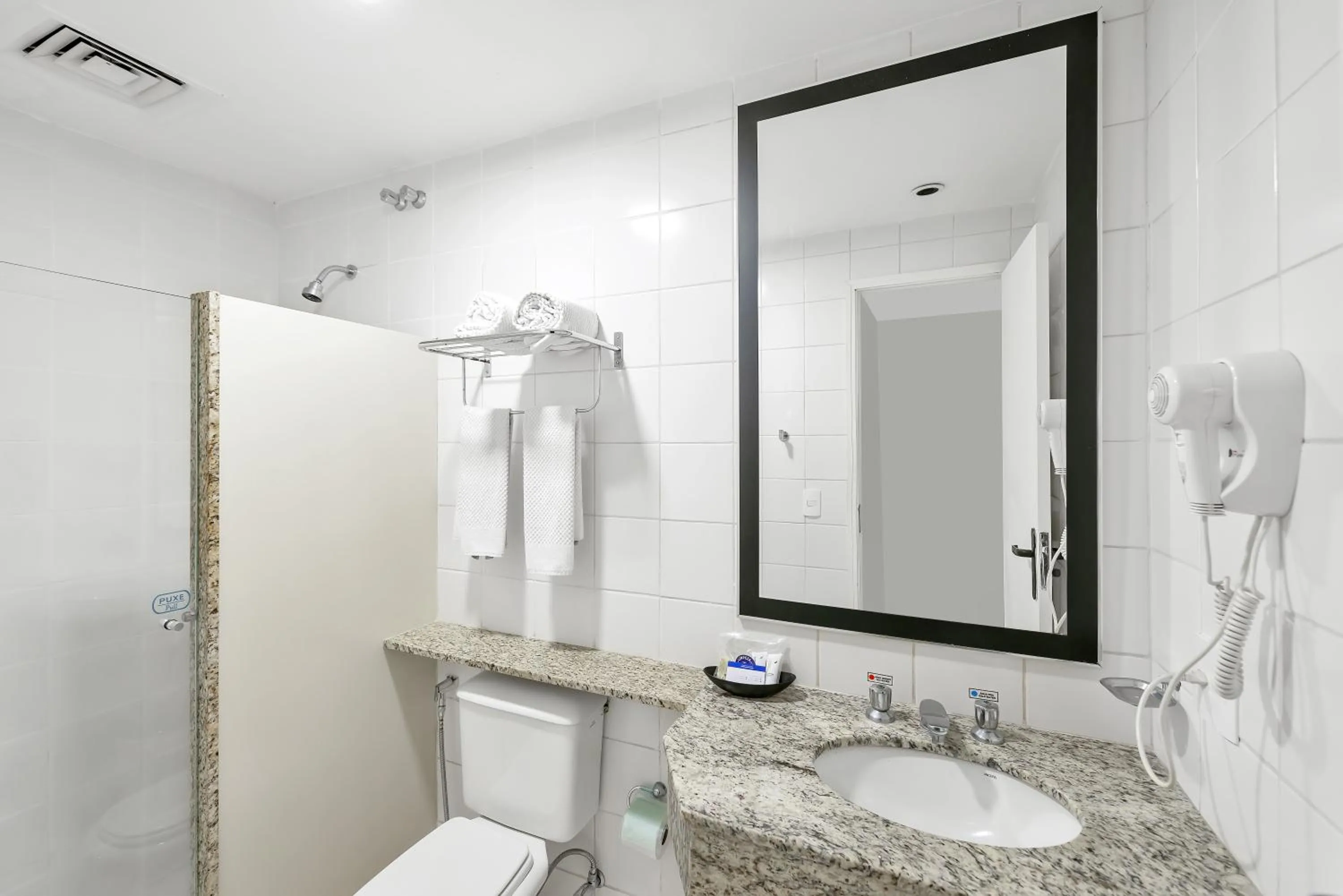 Shower in Blue Tree Garden Bauru