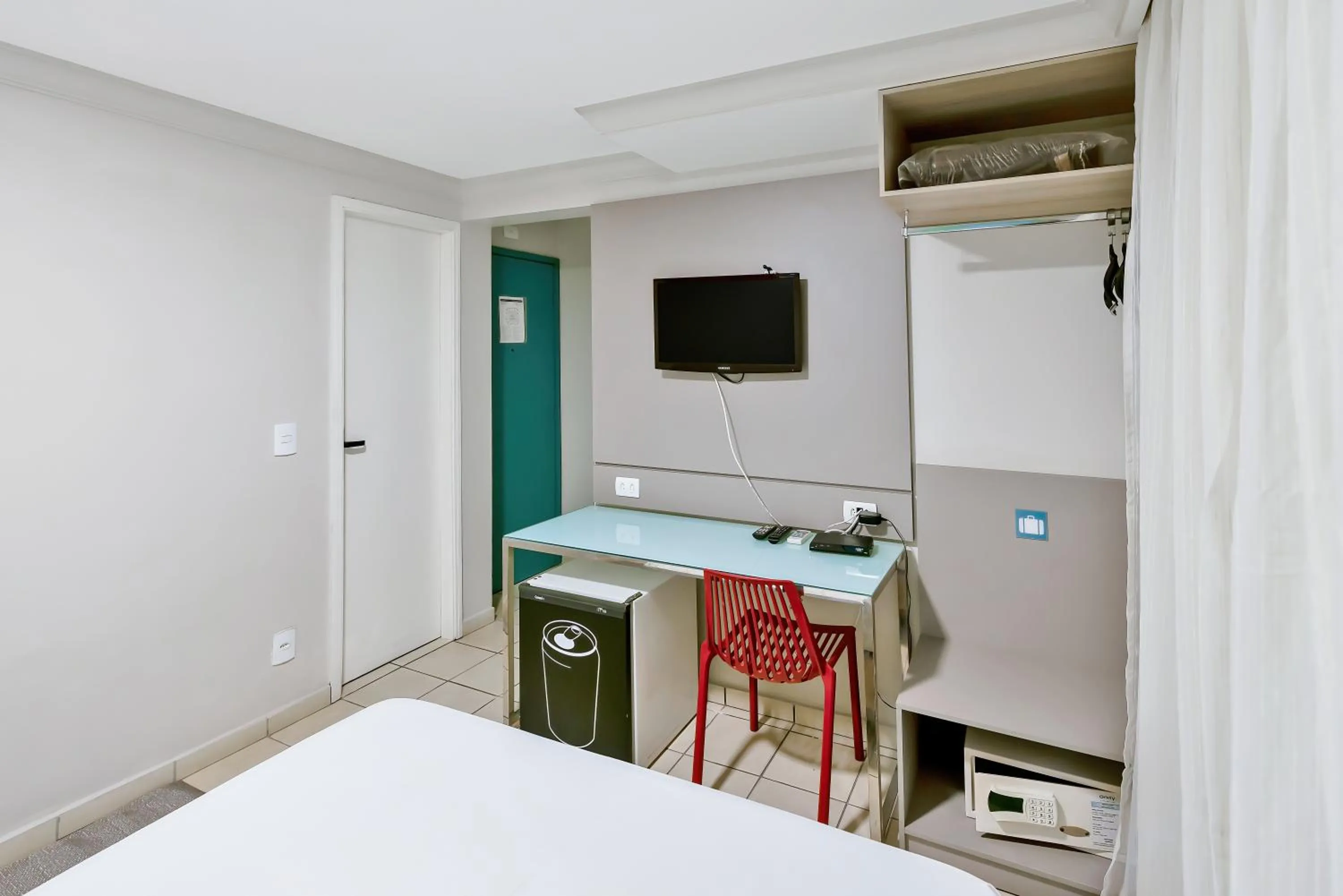 Shower, Bed in Blue Tree Garden Bauru