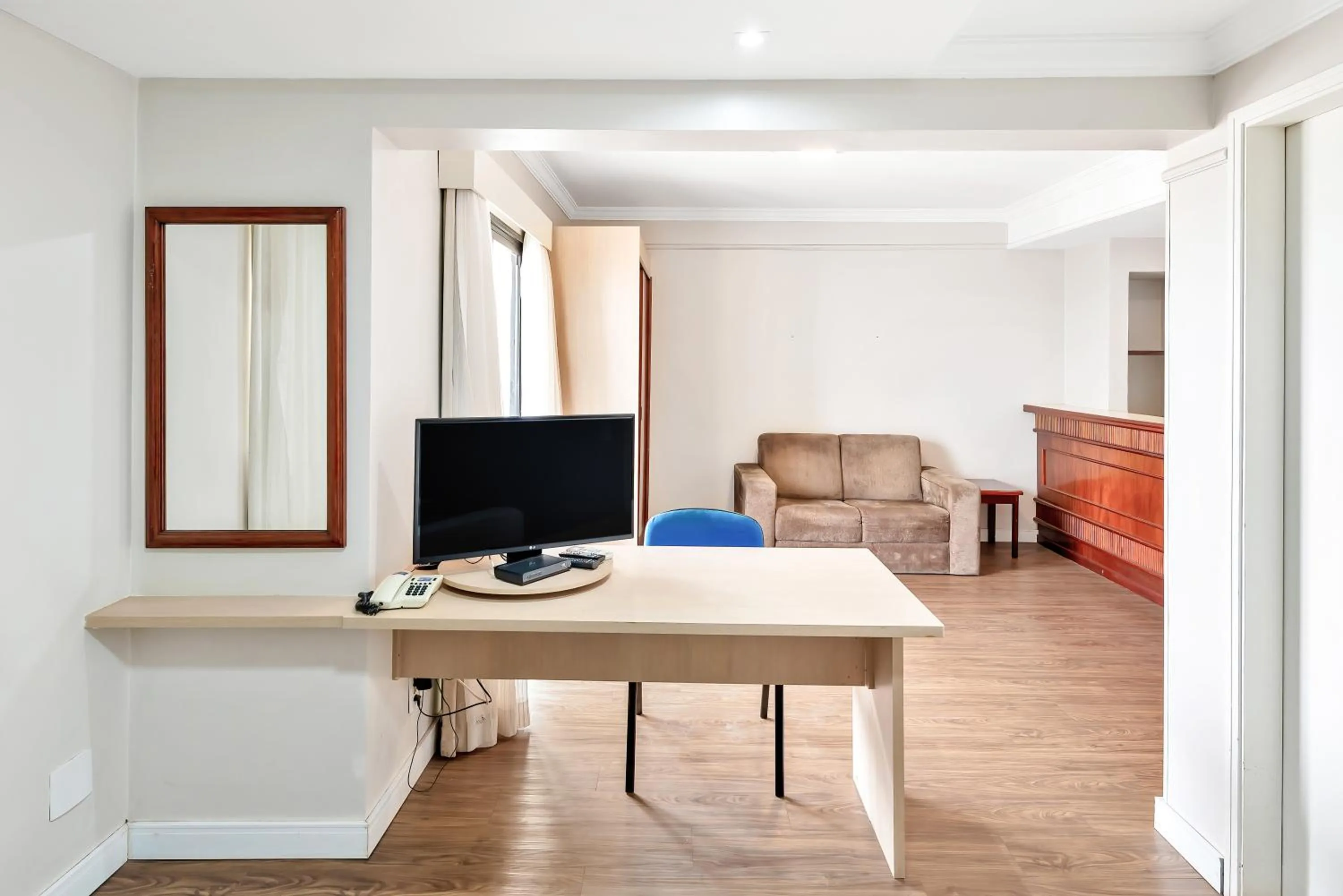 Seating area in Blue Tree Garden Bauru