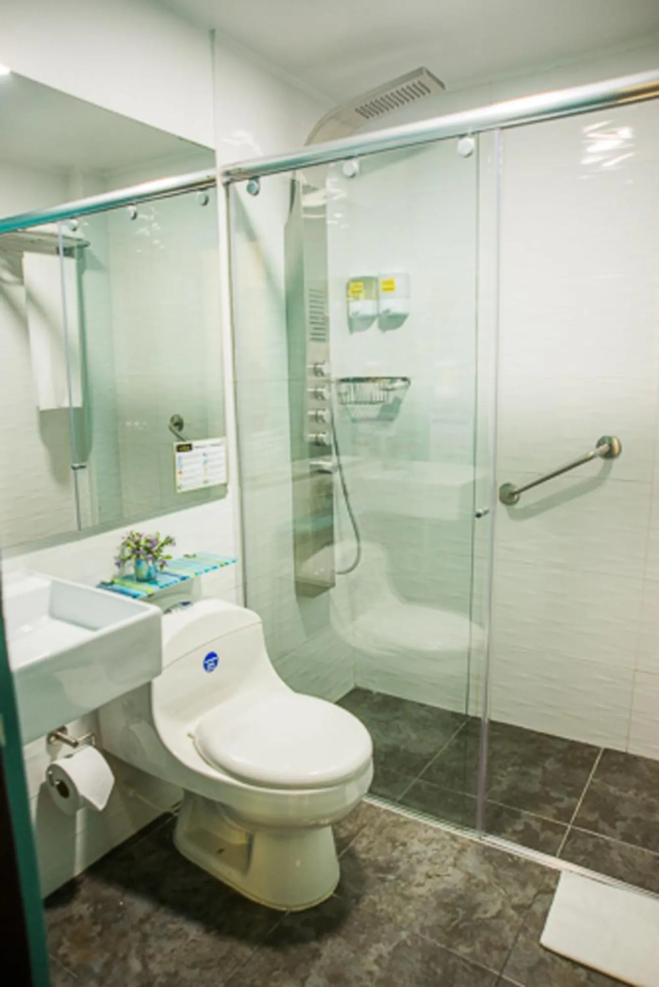 Toilet in Hotel City Bog Usaquén