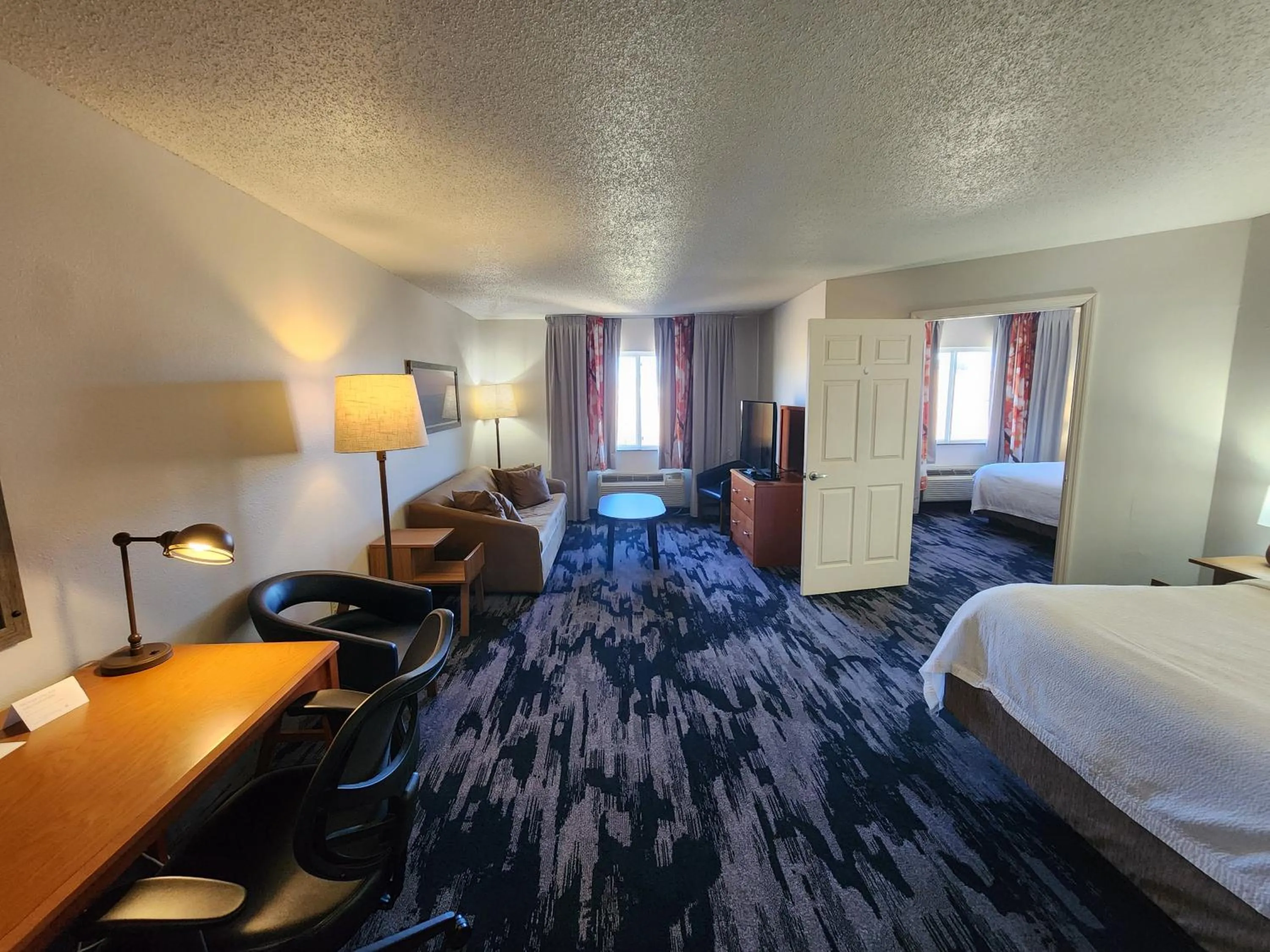 Living room, Bed in Fairfield Inn & Suites by Marriott Spearfish