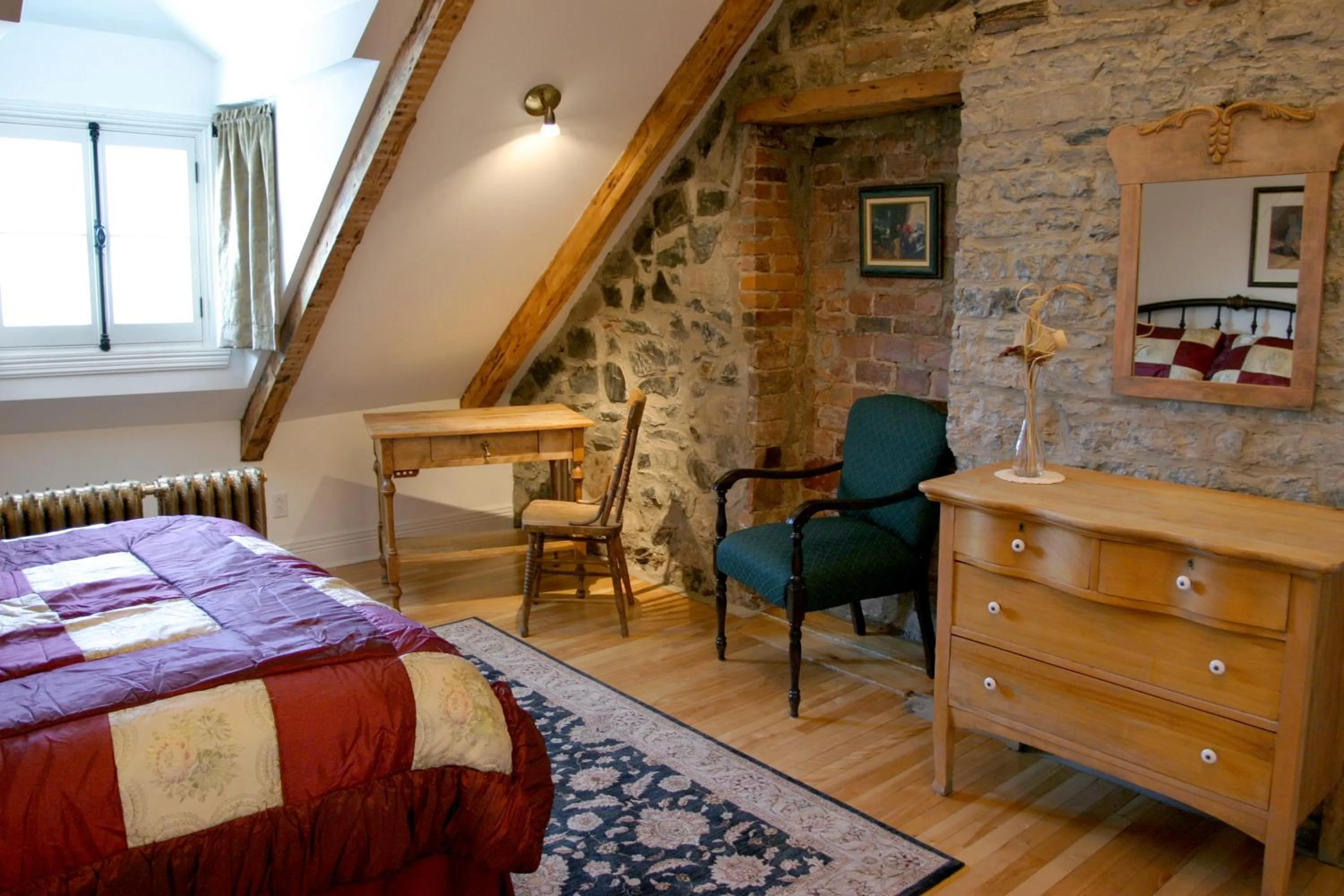Photo of the whole room, Bed in Manoir Sur le Cap