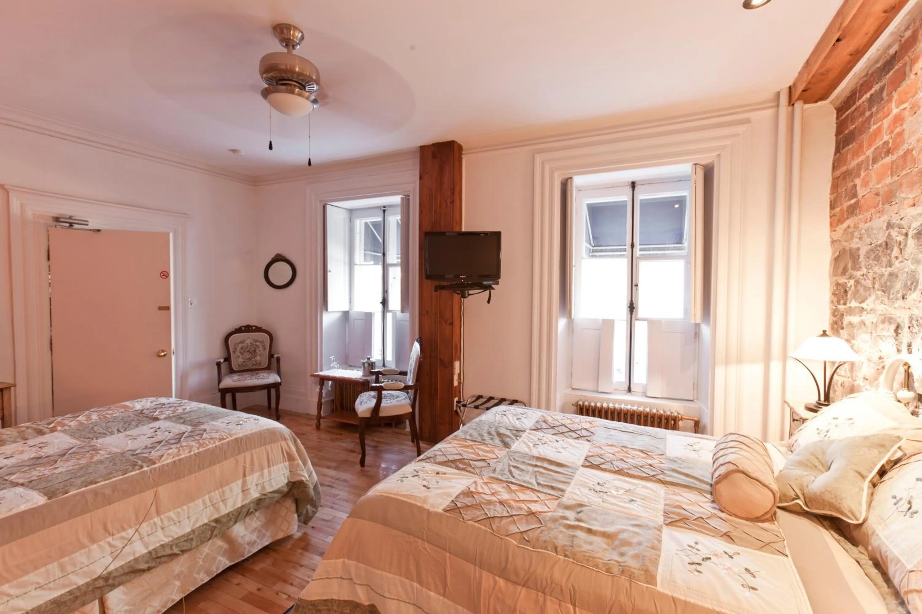Photo of the whole room, Bed in Manoir Sur le Cap