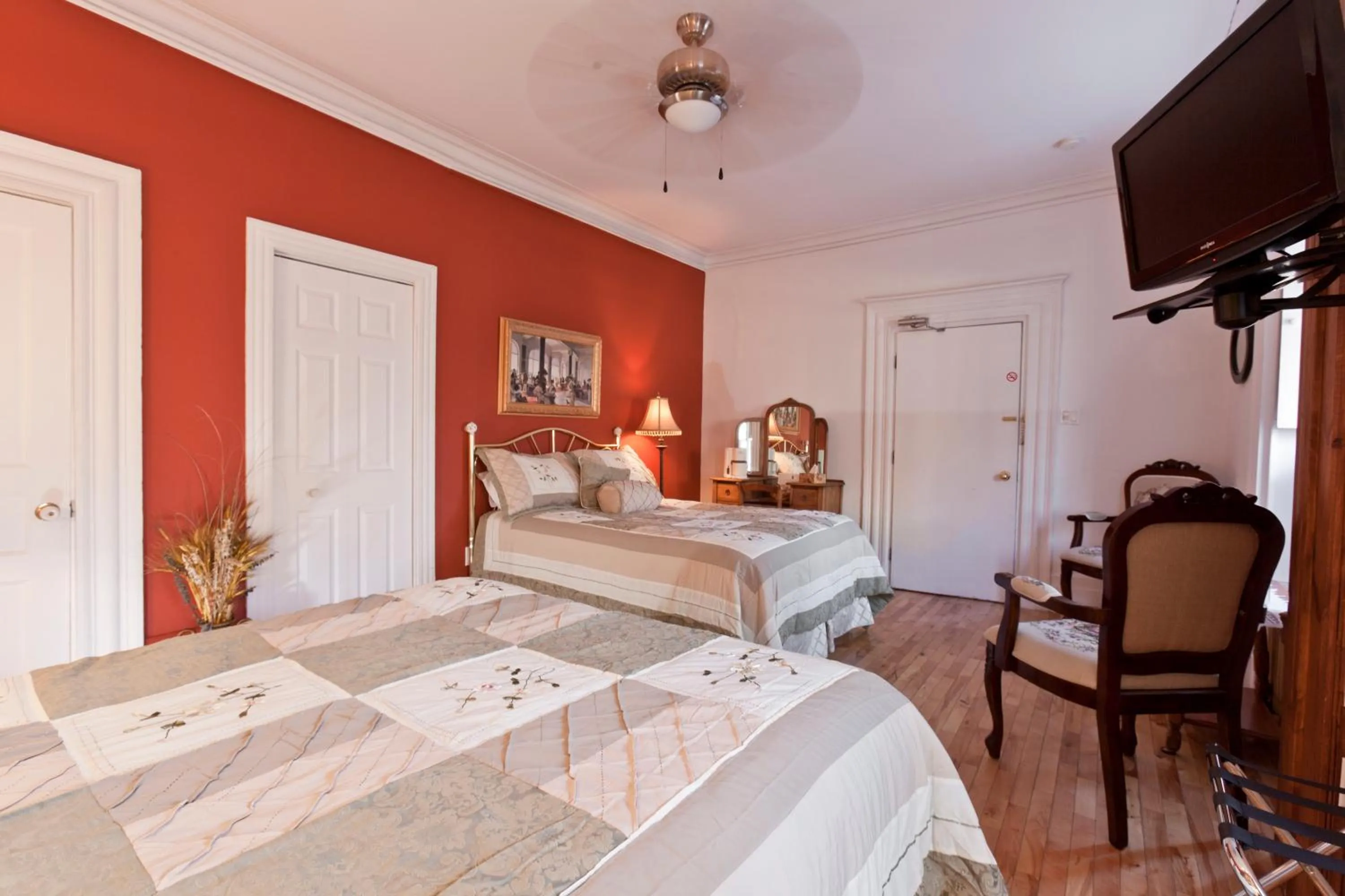 Photo of the whole room, Bed in Manoir Sur le Cap